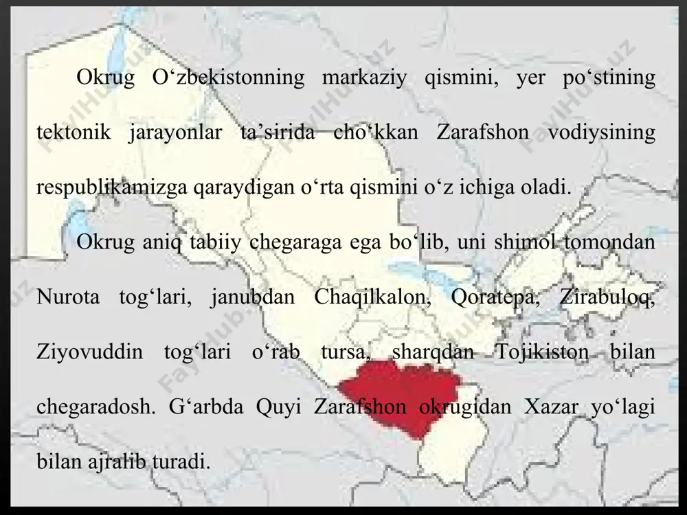 ziyovuddin tog‘lari joylashib, ular orasida qarnob va jom botiqlari o‘rnashgan. okrug hududidagi zarafshon vodiysining o‘ziga xos xususiyati shundaki, u goh kengayadi, goh torayadi. zarafshon vodiysining ana shunday kengaygan joyida samarqand botig‘i joylashgan. uning, yerusti tuzilishi yassi tekislikdan iborat bo‘lib, g‘arbda to xazar yo‘lagigacha 220 km ga cho‘zilgan. uning kengligi 50—60 km bo‘lib, shimol va janubdan past tog‘lar o‘rab olgan. okrugning bu qismida zarafshon daryosining uchta ko‘hna qayirlari bo‘lib, ular lyossimon yumshoq jinslardan tuzilgan. shu sababli soy va mavsumiy suvlar yuvib, juda ko‘p jarlar hosil bo‘lgan. samarqand botig‘i g‘arbga tomon torayib, pasayib boradi. chunki qoratov va ziyovuddin tog‘larining g‘arbiy davomi hisoblangan avtobach hamda azkamar platolari yaqinlashib, xazar yo‘lagini hosil qiladi. bu yerda zarafshon vodiysi tarqalib, uning kengligi 8—10 km bo‘lib qoladi. xazar yo‘lagidan g‘arbga o‘tgach, zarafshon vodiysi yana kengayib, pasayib, buxoro vohasini hosil qiladi (39- rasm).