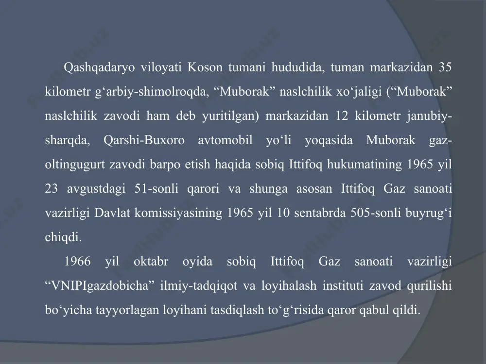 dligi 39 metrga yetadi. dsorberda gazning tarkibidagi zaharli gazlarni yutgan eritma dsorbsiya jarayonida yuqori harorat va past bosim ostida ajratib olinadi. 9-sonli ixtisoslashtirilgan boshqarma (“neftgazuskunamontaj” unitar korxonasi) zavodning barcha navbatlari, hamma qurilmalarini tiklab bergan. zavodning 1970-yillarning ikkinchi yarmidan keyin, 1980-yillar boshlarida barpo etilgan ii va iii navbatlaridagi yangi bloklarni montaj qilish jarayonida о‘nlab, yuzlab quvurlarning biriktiruvchi bog‘lanmalari о‘tishlari 9-sonli ixtisoslashtirilgan boshqarmaning maxsus sanoat bazasida tayyorlab keltirilib, payvand qilish ishlari yо‘lga qо‘yildi. 1971 yil 30 dekabr kuni zavodda yuqori tashkilotlardan vakillar, viloyat va tuman raxbarlari, qurilish-montaj korxonalari mutasaddilari, barcha xodimlar tо‘plandi. hammaning kо‘nglida hayajon. orziqib kutilgan daqiqalar yaqinlashdi. vladimir kamishan ismli yosh ishchiga dastlabki mash’alani yoqish ishonib topshirildi. u paytda mash’ala yoqish hozirgidek avto­matik tarzda — “yuguruvchi olov” yordamida amalga oshirilmasdi. korxonaning chiqindi gazlari yoqib yuborilishiga mо‘ljallangan “mash’ala” xо‘jaligi hududidagi baland quvurning yarmiga qadar tirmashib chiqib, о‘t oldirilgan alangani yuqoriga otib, mash’ala yoqilardi. xullas, barchaning sinchkov nazari ostida yosh, abjir ishchi …