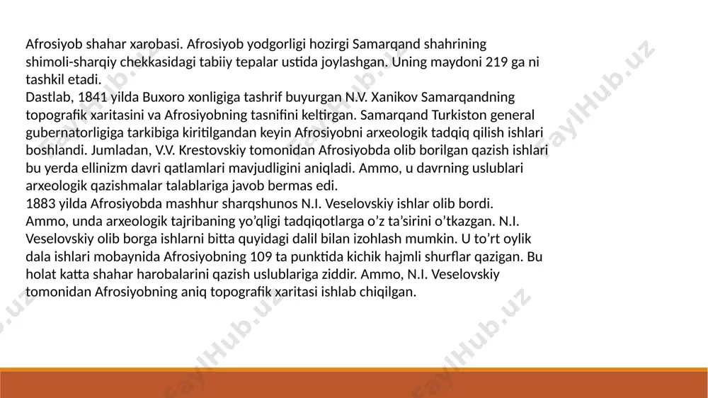 qoridan chapda, tasvir saqlanib qolgan joyda, oq kiyim kiygan kishining surati va kiyimining etagida 16 ta sugʻd yozuvi saqlanib qolgan. bu satrlar unash naslidan boʻlmish shoh varxumanning elchilarni qabul qilish marosimiga taluqlidir. xitoy solnomachilari bu nom bilan faqat bitta shoh varxumanni bilganlar; 655-yilda tan davlatiga shoh varxuman elchilarini fuqoralik masalasi boʻyicha yuborgan, bu aftidan eron bilan boʻlgan urush tugallanganidan soʻng, arablardan kutilgan xavf-xatarga qarshi boʻlgan amal boʻlsa kerak. varhuman saroyi devoriy rasmlarida tasvirlangan turkiy zodagonlar, samarqand, 650 yil oʻng tomondan boshlanadigan shimoliy devorning kompozitsiyalari esa boshqa olamga chorlaydi. biz goʻyoki samarqandda emas, xitoydamiz. chap tomonda ikkita sayr qayiqlarida ayollar tasvirlangan, birinchisi yaxshi saqlangan. qayiqning quyi tomonida musiqachilar turli musiqa asboblar bilan tasvirlangan, boshqalariga qaraganda yirikroq tasvirlangan ayol-xonzoda (qirolicha) boʻlgan. oldinda esa boshqa sahna koʻrinadi: xizmatkor ayol boshqasining qoʻlidan tutib, yarashmoqchi boʻlyapti va xonzodaga ishora qilyapti, u esa ikkalasini tinchlantirib, yarashtirib qoʻymoqda. marko polo davrida xitoyni ajib jonivorlarsiz tasavvur qilib boʻlmaganidek, …