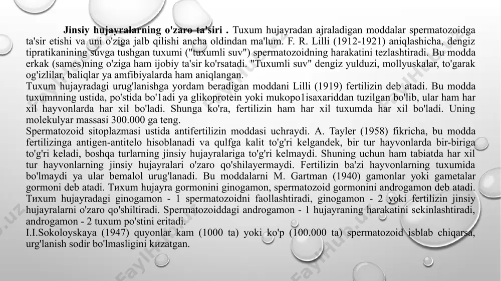 spermatozoid harakatchanligini oshiruychi moddalar; ular har xil turda o'ziga xos bo'ladi. 2. glikoproteinlar - jinsiy hujayralar aloqasini o‘rnatuychi moddalar. 3. lizinlar - tuxum po'stini erituvchi moddalar. spermatozoidning tuxum ichiga kirishi. тuхum hujауraning ustki qismi po'st bilan qoplangan. тихиm hujayraga spermatozoid qanday kiradi? spermatozoid kо'рсhilik tuxumlаrning ichiga mikropile teshikchasi orqali kiradi. вu teshik orqali tuxum yetilishi davrida oziq moddalar kiradi. ammo spermatozoid ana shu "to'siq" orqali ichkariga kirishi lozim. elektron mikroskop orqali ko'pchilik hayvonlar spermatozoidida akrosomа reaksiyasi sodir bo'lishi aпiqlапgan. bungacha sреrmаtоzоid boshi yordamida mехапik ravishda tuxumni teshib ichiga kiradi, deb hisoblаnardi. ammo bu hodisa mexanizmi ancha murakkabdir. akrosomапiпg po'sti, xaltasi, apikal xaltasi farqlanadi (41-rasm). akrosoma hosil bo'lishida golji apparati muhim ahamiyatga ega. sреmаtоzоid tuxum bilan duch kelganda akrosoma po'sti yoriladi va ingichkа аkrоsоma iрini оtadi.uпiпg uzunligi dengiz tiрratikaпidа 1 mkm, dengiz yulduzlarida 25, osyotr balig'ida 5-8 mkm. тuхumning yaqinlashishi bilan akrosoma tuxum ро'stini va uning уаqinligiпi sezadi. вu sezuvchi apparat …
