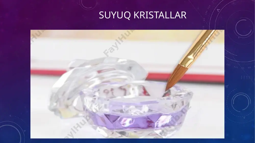 n farq qiladi. bu faza kristallning erish temperaturasidan yuqori temperaturagacha bo’lgan oraliqda mavjuddir. suyuq kristall erish holatida oddiy suyuqlikka aylanadi. xo’sh suyuq kristall suyuqlikdan va oddiy kristalldan nimasi bilan farq qiladi va nimasi bilan o’xshaydi? suyuq kristallarning strukturasi. oddiy suyuqlikdan suyuq kristall farqli ularoq oquvchan va o’zi joylashgan qolip shaklini hosil qiladi va shu jihati bilan kristallardan farq qiladi. suyuqlik bilan birlashtiruvchi bu xossasiga qaramasdan u kristallarga xos bo’lgan xususiyatga ega. bu molekulalar fazosidagi tartibni kristall hosil qiladi. to’g’risi bu oddiy kristallardagi kabi to’la tartibda emas lekin bu suyuq kristallar xossalariga ta’sir qiladi. va shunisi bilan oddiy suyuqlikdan farq qiladi. suyuq kristall hosil qiluvchi molekulalarning to’la bo’lmagan fazoviy tartibi shunday namoyon bo’ladiki, suyuq kristallarda molekulalarning og’irlik markazining fazoviy joylashishi qisman tartibli bo’lsa ham, to’la tartibli emas. bu ularning qattiq kristall panjarasi yo’qligini anglatadi. shu sabali suyuq kristallar oddiy suyuqlikka o’xshash oquvchanlik xossasiga ega. suyuq kristallarning oddiy kristallar bilan yaqinlashtiradigan muhim …