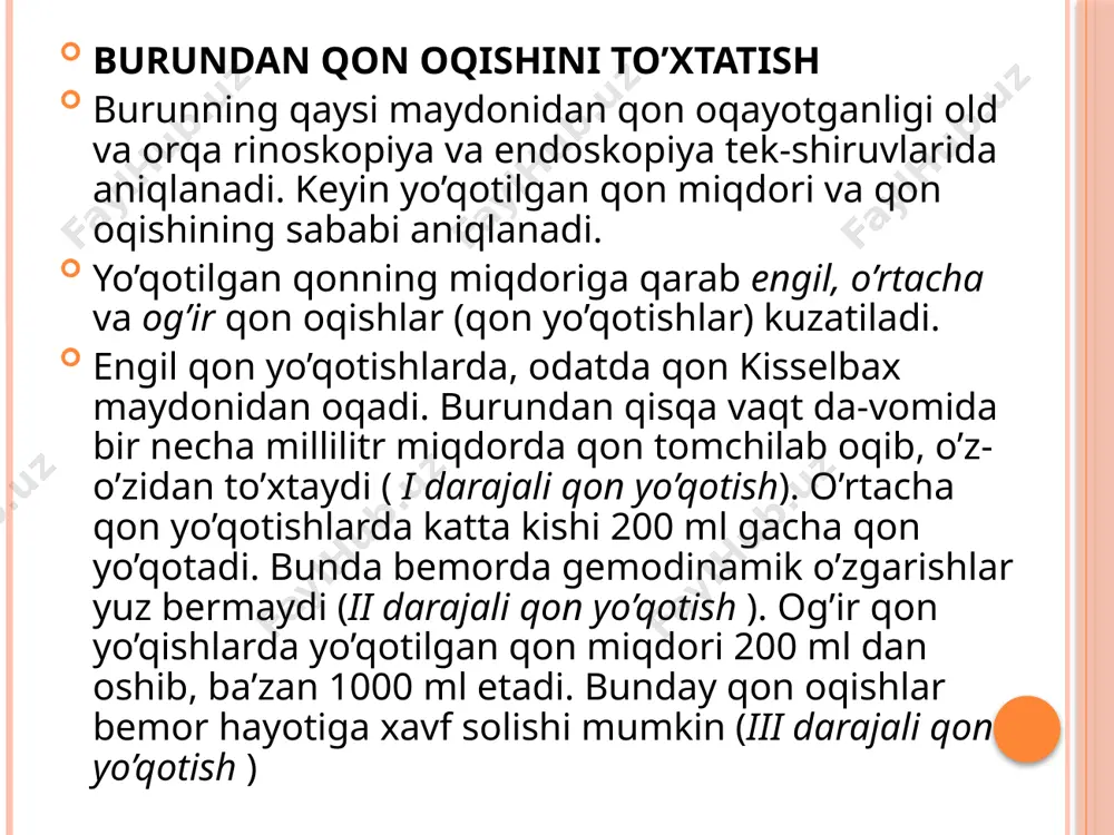 ladi. bundan tashqari, burun old tiqmasini quruq trombin, fibrin tolasi, qon oqishini to’xtatuvchi dorilar, antibiotik eritmasiga shimdirilgan paxta bo’lagi, rezina kateter yoki rezina qo’lqopning barmog’i ichiga paxta yoki doka joylangan mos-lama yordamida bajarsa ham bo’ladi. burun orqa tompanadasi. gemostatik terapiya va burun old tiqmasi yordam bermagan hollarda burun orqa tiqmasi amali bajariladi. buning uchun dastlab bemorda burunhalqum hajmi aniqlanadi, odatda bir-biriga yonma-yon qo’yilgan katta barmoqlarning tirnoq falangalarining o’lchami burun-halqum hajmiga teng bo’ladi. hamshira turli hajmdagi ikki tomondan yo’g’on 50-60 sm ipak in bilan zich bog’langan doka tugunchalarni oldindan tayyorlashi va ularni steril o’simlik yog’ida as-rashi, ishlatishdan oldin yog’li orqa tamponni siqib, yog’ini kamaytirishi lozim. burun orqa tiqmasi quyidagicha bajariladi (87-rasm): - burunning qonayotgan tomoniga № 15-18 rezina kateteri kiritilib, xoanadan o’tkaziladi, tilning old 3/2 qismi shpatel bilan bosilganda u halqumda, yumshoq tanglay chodirining orqasida ko’rinishi lozim; kateter uchlarini kornsang yoki qisqich yordamida tortib og’izdan 4 -5 sm ga tashqariga chiqariladi; …