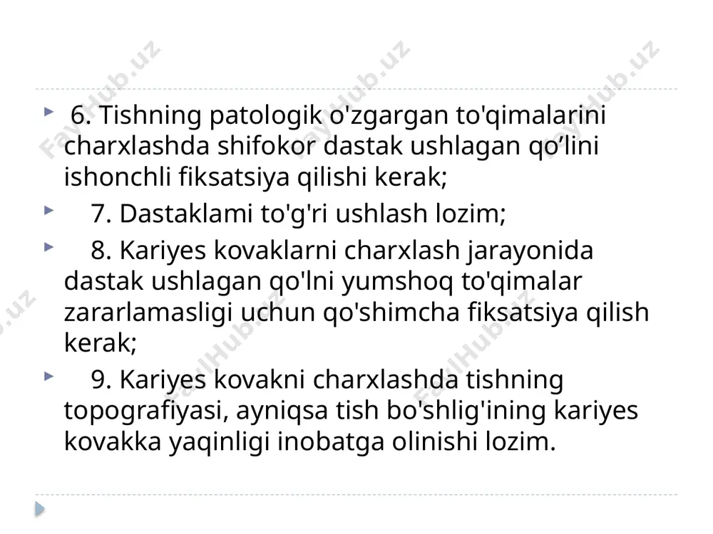 hi) va noksimon borlarni qo’llagan yaxshiroq, chunki bo’shliqning shakllanishi tish pulpasi bilan to’g’ridan-to’g’ri yaqinlikda amalga oshiriladi. bu holatda qattiq to’qimalarning qizib ketishi yallig’lanishga olib kelishi mumkin. chuqur kariyesda tub katta sharsimon borlar bilan shakllantiriladi. bo’shliq devorlari chaynash vaqtidagi yuklamalarda sinib tushmasligi uchun imkon boricha qalinroq qoldirilishi kerak. deformatsion zo’riqishni pasaytirish maqsadida plombirovka materialida bo’shliq chegaralari orasida burchaklarni yumaloqroq shakllantirish zarur. g’ildiraksiomn borlar yordamida dentinda bo’shliqni shakllantirishda egatlar ko’rinishidagi plombaning qo’shimcha fiksatsiyasini ta’minlovchi retension punktlar yaratiladi. 5-bosqich. emal qirralariga ishlov berish (finirlash) bo’shliq shakllanishining yakuniy bosqichi hisoblanadi. bu ishonchli qirrali yopishni ta’minlash va ikkilamchi kariyes rivojlanishini oldini olish maqsadida o’tkaziladi. emal prizmalarining yuza qismi karioz bo’shliqqa kirish teshigi oldida dentin tomonidan tayanchga ega emas va chaynov bosimiga eng qarshiligi kam bo’lgan soha hisoblanadi. ularning sinishi ikkilamchi kariyes hosil bo’lishiga olib keladi. priparovkalashda bo’shliq qirrasi bo’yicha 45⁰ burchak ostida qiyshiqlik (fals) yaratish ko’zda tutiladi. bundan tashqari, hosil qilingan qiyshiqlik plombirovka materialining kontakt …