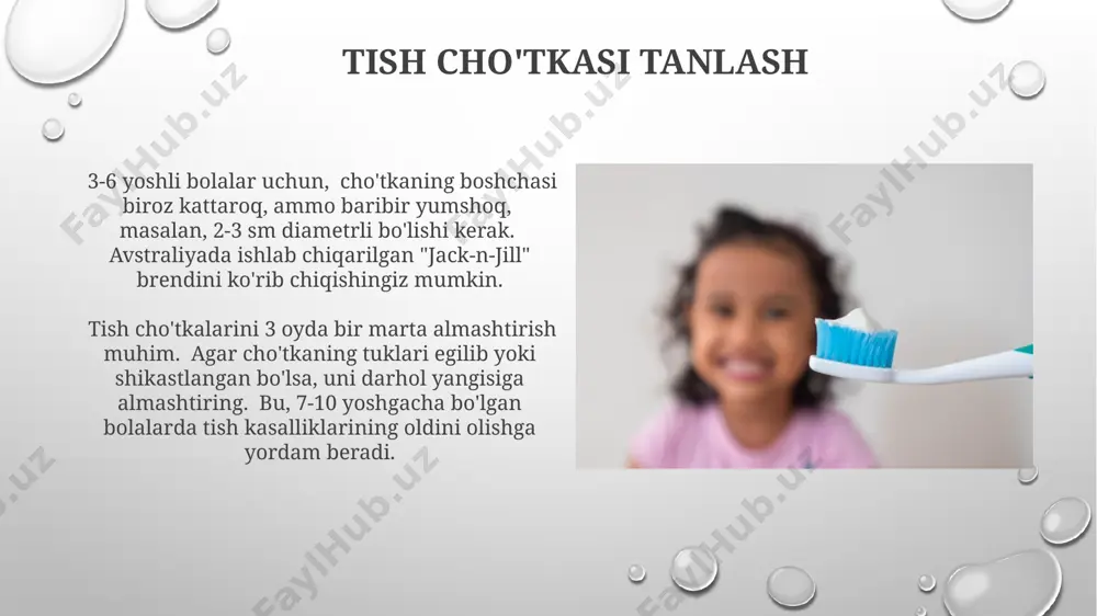 bo‘lgan bolalarning 70%ida kariyes kasalligi kuzatiladi, shuning uchun ota-onalarning o‘z vaqtida va to‘g‘ri davolashda roli juda muhimdir. florid miqdori va uning ahamiyati 6 yoshgacha bo'lgan bolalarda florid miqdori kuniga 0,25 mg dan oshmasligi kerak, chunki ortiqcha florid kariesni kamaytirish o'rniga, floroz deb ataluvchi tish emalining dog'lanishiga olib kelishi mumkin. floridning optimal miqdori yoshga, tish pastasi turiga va suv tarkibidagi florid miqdoriga bog'liq. masalan, floridlashtirilgan suv iste'mol qiladigan 8 yoshli bola uchun pastroq florid miqdori etarli bo'lishi mumkin. tabiiy tarkibli tish pastalari 2023-yilgi tadqiqotlar shuni koʻrsatdiki, toshkent shahrida sotilayotgan tabiiy tarkibli tish pastalarining 35% fluoridsiz boʻlib, bu ayrim hollarda bolalar uchun afzalroq hisoblanadi, lekin stomatolog bilan maslahatlashish zarur. tabiiy tarkibli tish pastalarining 20% dan ortigʻi oʻzbekistonning samarqand viloyatida yetishtiriladigan dorivor oʻsimliklardan tayyorlanadi, bu ularning samaradorligini oshiradi va allergik reaktsiyalar ehtimolini kamaytiradi. oqartiruvchi tish pastalari 2023-yilgi tadqiqotlarga koʻra, aqshda ishlab chiqarilgan oqartiruvchi tish pastalarining aksariyati, fluoridning yuqori konsentratsiyasi tufayli (taxminan 1450 ppm), …