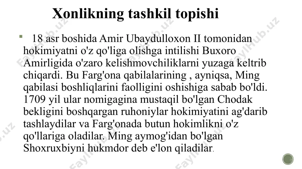 sabab uning ma’muriy jihatdan 12 dahaga bo’linganligi edi. bu davrda shaharda 80000 (ba’zi ma’lumotlarda 31 ming) aholi yashagan. ushbu vaqt ichida shahar tobora rivojlanar va o'sar edi. vengriyalik sayohatchi vamberining yozishicha, "xokand" shahri xivadan 6, texrondan 4, buxorodan esa 2 barobar katta edi. u uzunasiga 17 km, eniga esa 5,3 km ga cho'zilgan edi. qo'qon xonligining rossiyaga qo'shilishi arafasida shaxarda 10 000 ta hovli, 120 ta maktab, 40 ta madrasa bo'lgan. 1800 yilga kelib shaharda 2 000 ta savdo do'koni, 6 ta bozor, 9 ta karvon saroy bo'lganligi, bu yerda savdo-sotiq ishlari yaxshi rivojlangani haqida dalil bo'la oladi xonlikda madaniy muxit amir umarxon va uning xotini, nodirabegim rahnamoligi ostida xonlikda ilm, madaniyat va san'at gullab yashnaydi. bu xukmdorlar qo'qonda maxmur, amiriy, gulxaniy, zavqiy, nizomiy, dilshodi barno, uvaysiy, fazliy kabi usha davrning eng taniqli shoirlari mansub bo'lgan adabiy muhitni takshil etdilar. amir umarxon, o'ziga turkiston va orol yerlarini bo'ysundirib, oq masjid …