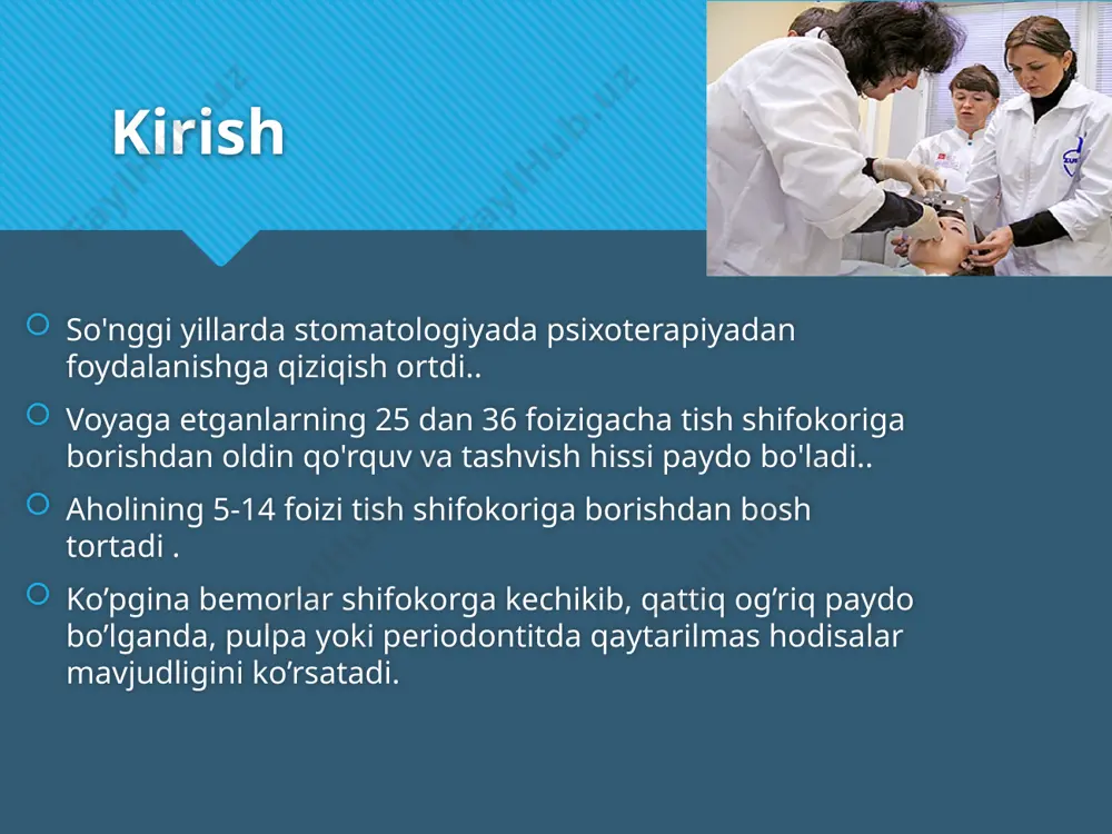 og’riqni kutib, qo’l dayamalarini mahkam ushlab, tarang o’tirishadi. titratuvchi, kichik maqsadsiz harakatlar (kiyimning chetini tortib olish, ro’molni saralash, barmoqlar bilan baraban urish, tirnoqlarni tishlash) bo’lishi mumkin. fikrlar oqimi tezlashadi, tartibsizlik, notinchlik, diqqatni jamlashning etishmasligi ifodalanadi. vaqti-vaqti bilan nafas olish, o’tkir tremor, ba’zan esa ko’ngil aynishi bo’lishi mumkin. šemosional stressni bartaraf etish uchun bu bemorlarga kuchli trankvilizatorlar (elenium, diazepam yoki fenazepam) buyuriladi. etarli samaradorlik bo’lmasa yoki kuchli tashvish bo’lsa, ularga kichik dozalarda neyroleptik haloperidol (0,00075-0,0015) yoki antidepressant amitriptilin (0,006-0,0125) qo’shilishi mumkin. psixotrop dorilarni qo’llash uyquchanlik, zaiflik keltirib chiqaradi, shuning uchun ehtiyotkorlik bilan amalga oshirilishi kerak. xulosa shunday qilib, psixoterapiya bemorning protezlash uchun maxsus tayyorgarligining ajralmas qismiga aylanishi kerak, asosiy ortopedik muolajalarga hamroh bo’lishi va chalg’ituvchi, tinchlantiruvchi va faollashtiruvchi psixologik ta’sirlardan foydalaniladigan moslashish davrida amalga oshirilishi kerak. qattiq qo’rquv, tashvish, psixoterapiya dori terapiyasi bilan birlashtiriladi, bundan oldin nevrolog yoki psixiatr bilan majburiy maslahatlashuvlar o’tkaziladi. image2.png image3.jpeg image4.jpeg image5.jpeg image6.png image7.png image8.png image9.jpeg …