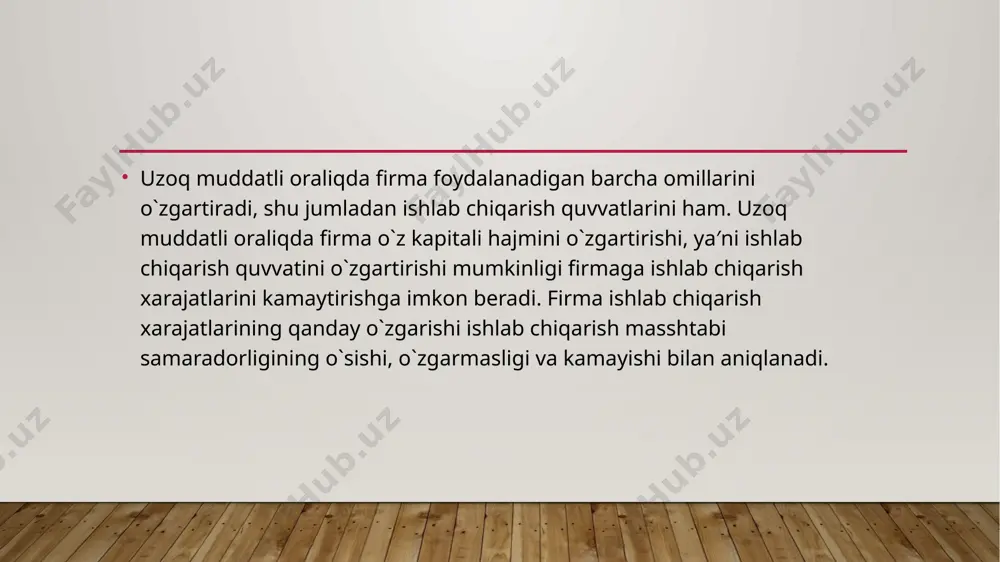 rashining jamiyat tan olgan usullari mavjud, bular jumlasiga narx bilan raqobatlashuv, sifat bilan, servis bilan va reklama vositasida raqobatlashuv kiradi. 2. mukammal va nomukammal raqobat. mukammal raqobat – bu erkin bozordagi ko’pchilikdan iborat sotuvchilar va xaridorlarning har biri cheklanmagan holda bozor qonun qoidalariga binoan va bir xil usul bilan olib boradigan raqobatidir. bu tabiatan sof raqobat hisoblanadi, chunki hech bir cheklanishlarsiz yuz beradi, unda ixtiyoriy ravishda mutlaqo mustaqil ish ko’rayotgan sotuvchilar va xaridorlar qatnashadi. uning 3 ta asosiy belgisi bor: 1. raqobatlashuvchilar ozchilik emas, balki ko’pchilik bo’ladi. 2. raqobatlashuvchilar bir turdagi tovarni bozorga taklif etadilar, shu bois ular xaridor uchun kurashadilar. 3. raqobatda qatnashish ixtiyoriy, chunki bozorga o’z tovari bilan xoxlagan vaqtda kirib kelish mumkin. mukammal raqobat iqtisodiy yutuqdan ham iste’molchini, ham ishlab chiqaruvchini bahramand qiladi. raqobatli iqtisodiyot muayyan resurslar sharoitida ulardan maksimal miqdorda tovar va xizmatlar ishlab chiqarilishini ta’minlashga moyil bo’ladi. mukammal raqobatda qatnashuvchi firmalar o’z foydasini oshirishga intilib, …