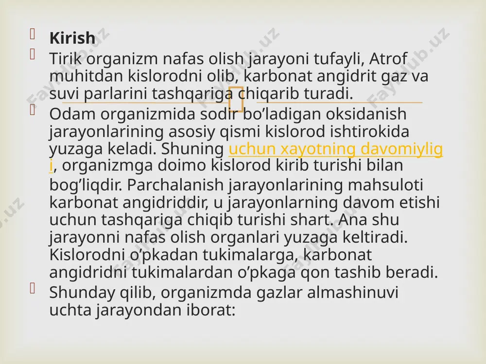 o’shligida shuningdek hid bilish peseptorlari joylashgan bo’ladi. burun bo’shligidagi tuklar havo bilan kirgan changlarni ushlab qolib tashqari chiqarib tashlaydi. bundan tashqari burun bo’shligi kapilyar qon tomirlari bilan yaxshi ta’minlangan bo’lib, tashqaridagi burun bo’shligi orqali o’pkaga o’tayotgan havo ilib o’tadi.  xiqildok – bir – briga birikkan xarakatchang tog’aylardan iborat bo’ladi. bolalarda xiqildok tana uzunligiga nisbatan kattalarga qaraganda uzunroq bo’ladi. xiqildok bolaning besh yoshida va jinsiy balog’at davrida intensive rivojlanadi. qizlarning 3 yoshida xiqildok shu yoshdagi o’g’il bolalarga nisbatan kichikroq va torroq bo’la boshlaydi. ayollar xiqildog’i erkaklarnikiga nisbatan 1\4 qismga xiqilrokdir. xiqildokning o’sishi odamning 20 – 30 yoshigacha davom etadi. yosh bolalarda ovoz yorig’i tor, xiqildok va ovoz boylamlari mustaqil ovoz muskillari intensiv ravishda rivojlana boshlaydi. shuning uchun o’g’il bolalarda ovoz pastok bo’ladi. traxeya – buyinning oldingi kismida joylashgan bo’lib, xiqildokning pastga qarab yunalgan davomi hisoblanadi. uning pastki uchi 5 – 6 ko’krak umurtkasi damiga kelib ikkita bronxga bo’lindi.   …