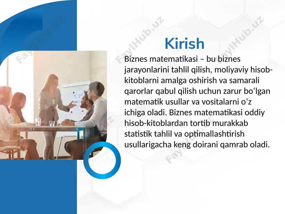 q qiymati 2000 so‘m bo‘lsa, yillik amortizatsiya: (10 000 - 2000) / 5 = 1600 so‘m. 90% 50% 75% asosiy bo‘limlar va tushunchalar e) statistika va ehtimollik statistika biznesda ma’lumotlarni tahlil qilish uchun ishlatiladi. asosiy tushunchalar: - o‘rtacha (mean): ma’lumotlarning umumiy yig‘indisini ularning soniga bo‘lish. - median: tartiblangan ma’lumotlarning o‘rtadagi qiymati. - dispersiya va standart og‘ish: ma’lumotlarning tarqalishini o‘lchaydi. misol: bir do‘konning oylik savdo hajmi [5000, 6000, 5500, 7000] so‘m bo‘lsa, o‘rtacha savdo: (5000 + 6000 + 5500 + 7000) / 4 = 5875 so‘m. ehtimollik nazariyasi esa xavf va noaniqliklarni baholashda yordam beradi. 90% 50% 75% asosiy bo‘limlar va tushunchalar f) chiziqli dasturlash chiziqli dasturlash resurslarni optimal taqsimlash uchun ishlatiladi. masalan, ishlab chiqarishda xarajatlarni minimallashtirish yoki foydani maksimallashtirish. formula: maqsad funktsiyasi (foyda yoki xarajat) va cheklovlar asosida optimallashtirish. misol: bir korxona ikki turdagi mahsulot ishlab chiqaradi, har biri uchun resurslar va vaqt cheklovlari mavjud. chiziqli dasturlash yordamida eng yaxshi …