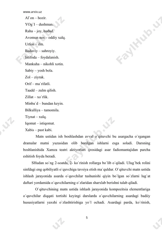 gach, mash`alaning olovi xujrani yoritadi . bir chorpalda odam yotgani ko`rinadi. ulug`bek. - men bir o`zim kirib ko`ray, u qanday inson! berdiyor mash`alni hujraga tikib qaytadi. boshqa odamlar hujraga kirmay qaytadilar. ulug`bek hujraga kirib ketadi. bir ozdan so`ng chorpoyada yotgan odam, mash`alning yorug`iga bo`lsa kerak, uyg`onib turadi. bu haddan tashqari keksa bir chol. hamma yog`ini soch – soqol bosib ketgan bandi. piri zindoniy. kim bo`lursiz? nima kerak bu g`amxonada? meni yana aynitmoqchi bo`lasizmi, ha! qilmishimga men nadomad chekmayman, biling! temurbekka aytganimdan bo`lak gapim yo`q. ulug`bek. men ulug`bek mirzodurman, shohruhning o`g`li, sohibqiron nabirasi. zamon sultoni sening barcha sarguzashting bilmoq istayman. piri zindoniy. nega darkor sarguzashtlar, sarguzashtlarim nima! men ularni aytgan bilan yoridimi kun? yo la`nati zindon qulab kerakmi erklik? yo qaytadan men yosharib jo`ralar bilan – jumalikda yallaxonlik qilamanmi – a? podshoga insonlarni o`ldirish oson! ammo, qani, ular kimni tiriltirgan? hayhot! ulug`bek yo`q. bularning chorasi yo`q. bilmoq istayman: sen kim? menmi? …