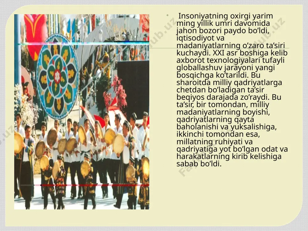 illiy qadriyatlar — milliy g’oyaning ma’naviy negizi. milliy g’oya — millat tafakkurining mahsuli, ijtimoiy ongning yuqori darajadagi shakli, xalq falsafasining o’zagidir. turli xalqlarning milliy g’oyasi ularning maqsadmuddaolarini, orzuumidi va ishonche’tiqodini ifodalaydi, ayni paytda, muayyan tamoyil va negizlarga asoslanib rivojlanadi. tarix saboqlari guvohlik berishicha, o’tkinchi manfa at va g’aliz niyatlarga tayangan, o’zga xalqlar va yurtlarga tajovuz qilishni, bosqinchilikni ko’zlagan yovuz g’oya va mafkuralar millat va davlatlarni tanazzulga duchor etgan. faqat ezgu g’oyalar va yuksak qadriyatlar negizida shakllangan milliy g’oyalar xalqlarni taraqqiyotga eltgan. o’zbekiston xalqining milliy istiqlol g’oyasi umuminsoniy va milliy qadriyatlarga tayanadi, bularning biri ikkinchisini inkor etmaydi. «milliy istiqlol g’oyasi: asosiy tushuncha va tamoyillar» risolasida quyidagi milliy xususiyatlar qayd etilgan: — xalqimiz hayotida qadimqadimdan jamoa bo’lib yashash ruhining ustunligi; — jamoa timsoli bo’lgan oila, mahalla, elyurt tushunchalarining muqaddasligi; — otaona, mahallako’y, umuman, jamoatga yuksak hurmate’tibor; — millatyushg o’lmas ruhi bo’lgan ona tiliga muhabbat; — kattaga — hurmat, kichikka — izzat; — …