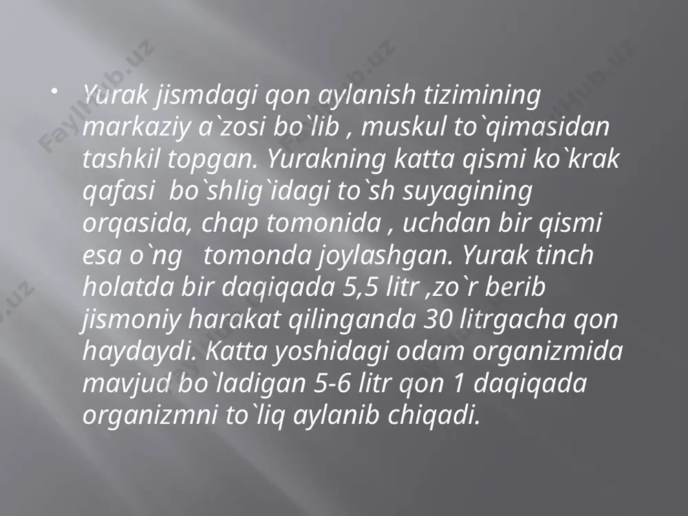 rteriyalar innervatsiyasi buzilishlari rivojlanishida va koronar yetishmovchilik miokard infarktining asosiy omilidir. ateroskleroz gipertoniya kasalligi bilan kasallangan shaxslarda miokard infarkti uchraydi stenokardiya miokard infarkti kasalligi darakchisi klinikasi. yurak sohasida yoki to‘sh orqasida og‘riq to‘satdan paydo bo‘lib, chap yelkaga, chap kurakka, pastki jag‘ga va tananing boshqa qismlariga o‘tadigan og‘riq miokard infarktining asosiy simptomi hisoblanadi. stenokardiyadagi og‘riqdan farqli ravishda miokard infarktida og‘riq uzoqroq (bir necha soatgacha) bo‘ladi, toj arteriyalarni kengaytiradigan vositalar (validol, nitroglitserin) qabul qilingandan keyin bosilmaydi. miokard infarktining kechish xillari klassik tipik tipik kechish turlari 12 qorinda yurakning notekis urishi miya tomirlari faoliyati o`zgarishi belgisiz xili astmatik miokard infarktining qorin gastralgik xilida. qorin bo‘shlig‘i a’zolari faoliyatining o‘zgarishi kasalligiga xos bo‘lgan belgilari bo‘lgan (gastralgik) xili qorinning yuqori qismida og‘riq, ko‘ngil aynishi, qusish, kekirish, hiqichoq tutishi, qorinning dam bo‘lishi, ich ketish bilan kechadi . miokard infarktining astmatik xili shu kasallik bilan og‘rigan kasalliklarning 20 % ida, ko‘pincha qariyalarda, nafas yetishmasligi, hansirash bilan boshlanadi. chap …