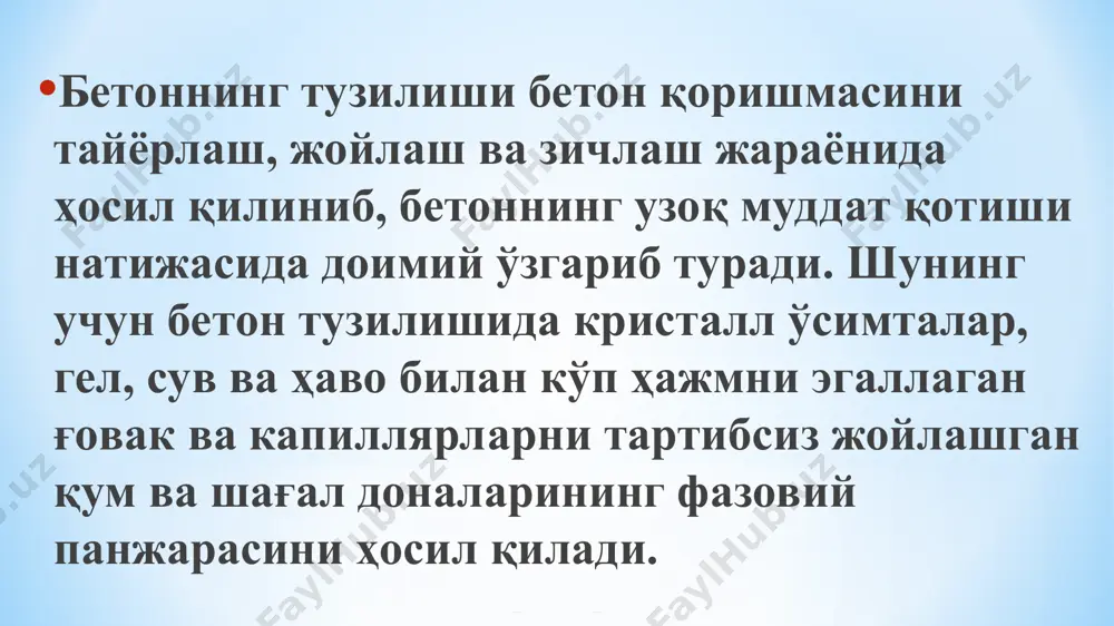 ган бетон. бетоннинг мустаҳкамлиги. бетон мустаҳкамлиги қуйидаги омилларга: цемент тури ва маркаси, сув билан цементнинг нисбати, йирик тўлдирувчилар- нинг тури ва мустаҳкамлиги, бетон тузилишига боғлиқ. бир қоришмадан тайёрланган бетон намуналарининг мустаҳкамлиги ҳар хил бўлиб, қотиш омиллардан вақти ва шароити, кучланиш ҳолатининг тури, намуналар ўлчамлари, юк таъсирининг ҳарактерига боғлиқ. бетон мустаҳкамлиги вақт ўтиши билан ортиб боради ва қотиш даврининг дастлабки биринчи 28 суткасида бетон асосий мустаҳкамлигига эришади. кейинчалик қотиш жараёни секинлашади ва бу жараён бир неча йил давом этади. бетон мустаҳкамлиги давлат стандартлари бўйича махсус ўлчам ва қолипларда тайёрланган намуналарни синиш йўли билан аниқланади. тажрибалардан маълумки бўйлама ўқи бўйича сиқилган намуна бетонда бу ўққа параллел жойлашган ёриқларнинг пайдо бўлишидан бузилади. даставвал бетон танасидаги ғоваклик- ларда майда ёриқлар пайдо бўлади. юкнинг ортиши билан майда ёриқлар ривожланиб бир–бирига қўшилиб кетади ва ёриқлар йириклашади. юк миқдорининг навбатдаги ошиши намунани бузилиш ҳолатига олиб келади. сўнгра ёриқлар очилади, ниҳоят бутунлай емирилиш рўй беради. бетоннинг мустаҳкамлиги қатор …