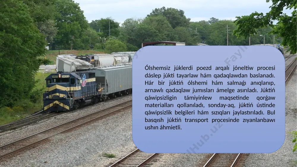 sonday-aq, júk iesine jetkerip beriw procesiniń nátiyjeliligi kepillenedi. júklerdi poezdǵa jaylastırıwda olardıń awırlıǵı, forması hám xarakteri esapqa alınadı. awır hám úlken júkler tómengi qatarda jaylastırıladı, jeńil hám kishi júkler bolsa joqarı qatarda jaylastırıladı. bul júklerdiń teń salmaqlılıǵın saqlaw, poezd háreketi dawamında qozǵalmaytuǵınlıǵın aldın alıw hám ayrıqsha jaǵdaylardıń aldın alıwǵa xızmet etedi. júklerdi bekkemlewde arnawlı baylamlar, shinjırlar, tosıqlar hám qorgaw materialları qollanıladı. sonıń menen birge, júkler arasındaǵı boslıqtı optimallastırıw hám qosımsha qorǵaw elementlerin jaylastırıw arqalı júktiń qozǵalıs dawamında jıljımaytuǵınlıǵı hám zıyanlanbaytuǵınlıǵı támiyinlenedi. hár bir júktiń qáwipsizligi transport procesiniń nátiyjeliligi hám tezligin arttıradı. poezd háreketi dawamında nogabarit júklerdiń qáwipsizligin támiyinlew ushın turaqlı qadaǵalaw ornatıladı. hár bir júktiń jaǵdayı turaqlı tekseriledi, olardıń jıljıwı, zıyanlanıwı yamasa ornatılǵan baylamlardıń jaǵdayı bahalanadı. bul qadaǵalaw júklerdi transport procesinde qáwipsiz saqlaw hám óz waqtında ilajlar kóriw imkaniyatın beredi. ayrıqsha jaǵdaylarda operativ sharalar kóriledi, máselen, júktiń jıljıwı yamasa poezdıń háreketinde teń salmaqlıqtıń buzılıwı jaǵdaylarında. usı maqsette xızmetkerler aldınnan belgilengen …