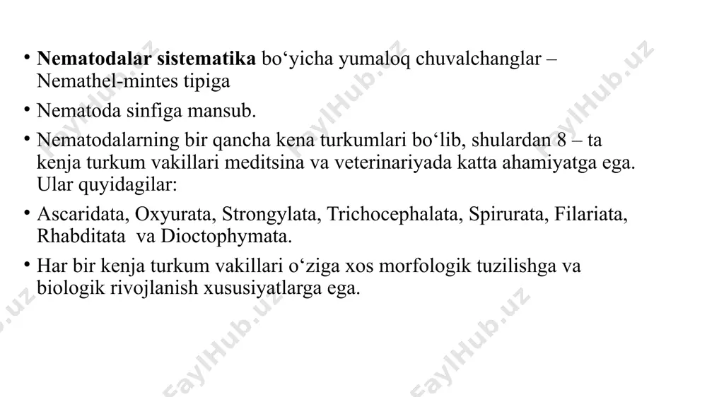 ing bitta spikulasi bor yoki yo‘q, vulvasi tananing oldingi yoki o‘rta qismida ochiladi, ko‘pchiligi tuxum qo‘yib ko‘payadi, ayrim turlari esa tirik lichinka tug‘adi, tuxumlari xuddi bochkaga o‘xshash bo‘lib, har ikkala tomonida “probka”si bor. geo- va biogelmintlar. spirurata – og‘iz teshigi ikkita katta bo‘laklardan iborat lablar bilan o‘ralgan, og‘iz bo‘shlig‘idan tomoqqa (farinks) o‘tiladi, qizilo‘ngachi ikkiga: oldingi –muskulli va orqa – bezli bo‘limlardan iborat, spikulasi ikkita bir-biriga teng yoki biri uzun, biri kalta, erkaklarning dum qismining lateral yuzasida kutikulyar bursasi o‘tirgan yoki tikka turgan holatdagi ko‘rinishda, vulvasi tananing o‘rta qismiga yaqin joyda, tuxumlari mayda, qalin qobiq bilan o‘ralgan bo‘lib, ichida lichinkasi shakllangan. biogelmintlardir. nematodalarning anatomo-morfologik tuzilishi. nematodalar- ning tanasi yumalaoq, uzunchoq ipsimon yoki urchuqsimon bo‘lib uzunligi 1 mm dan to 10 m gacha. nematodalarning tanasi tashqi tomondan kutikula bilan qoplangan,uning ostida muskul qatlami joylashgan, ular o‘zaro birlashib teri-muskul xaltasini vujudga keltiradi va uning ichida nematodalarning barcha ichki organlari joylashgan bo‘ladi. kutikulaning tashqi …