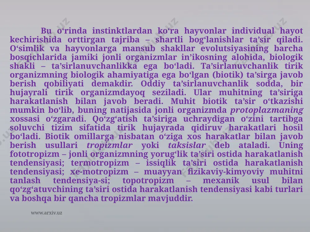 b tizimiga ega bo‘lgan va katta-katta to‘da-larga birlashib hayot kechiradigan hayvonlardayoq faqat murakkab individual instinktiv xatti-harakatlarnigina emas, balki o‘sha to‘daning alohida bir vakili «tili»ga nisbatan instinktiv reaksiyalari ham rivojlan-ganligini ko‘rish mumkin. www.arxiv.uz ganglioz asab tizimiga ega bo‘lgan hayvonlardagi «til» gavdasini ma’lum bir ko‘rinishda tutish bilan akustik signallar, kimyoviy (hid bilish) axborotlar, turli suykalishlar orqali ifoda etiladi. yuksak taraqqiy etgan hayvonlar (qushlar, sut emizuvchilar)ning to‘dasida ham o‘zaro munosabatlarning muayyan shakllari mavjuddir. hayvonlarning har qanday tarzda biron-bir to‘daga birlashuvi bilan aloqa qilishlari uchun zarur bo‘lgan «til»ning paydo bo‘lishiga olib keladi. hayvonlarda qiyofa, suykalish «til»idan tashqari, eshitiladigan signallar «til»i ham bor. sayroqi qushlarda, delfinlarda, maymunlarda murakkab tovush signali borligi bayon qilib o‘tildi. chiqariladigan tovush hayvonning emotsional holatini aks ettiradi. bitta to‘dadagi hayvonlar bir-birining tovush reaksiyalariga qarab mo‘ljal olishadi. tovush reaksiyalari to‘daning vakillariga o‘z sherik-larining qanday holatdaligi haqida qo‘shimcha axborot yetkazadi va shu yo‘sinda to‘daning ichida xatti-harakatni yo‘naltirib turadi. www.arxiv.uz hayvonlarning «tili»da faqat bitta …
