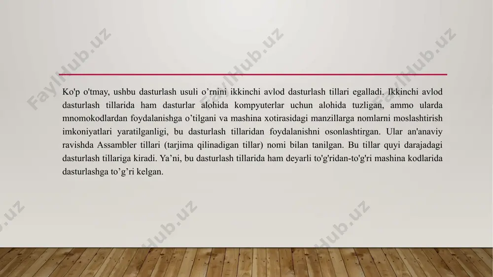 sturlar protsessor bilan to'g'ridan-to'g'ri aloqa qila olmaydi va ishlash tezligi kompilyatorlarga qaraganda ancha past. ulardan dasturning ishlash tezligi juda muhim bo'lmagan hollarda foydalaniladi. shunday qilib, perl satrlarni qayta ishlash tili sifatida paydo bo'ldi, php veb sahifalar yaratish uchun mo’ljallangan dasturlash tilidir. kompilyatsiya qilinadigan va interpretatsiya qilinadigan tillar o’rtasida oraliq pozitsiyani egallovchi virtual mashinalar tillari ham mavjud, ularning eng keng tarqalgani java (java virtual machine machine code — virtual mashina kodiga kompilyatsiya qilinadigan til) va c# (common language runtime - virtual mashina kodiga kompilyatsiya qilinadigan til- barcha .net dasturlash tillari oilasining asosi). bu jarayonda kompilyatsiya ma'lum bir protsessorning ikkilik kodida emas, balki maxsus virtual mashinaning ikkilik kodida (ba'zan uni baytkod deb atashadi) sodir bo'ladi. bu bilan, ikkita muhim afzallikga erishiladi: birinchidan, siz har bir yangi protsessor uchun dasturni qayta kompilyatsiya qilmaysiz, ikkinchidan, kompilyator butun dasturni to'liq tahlil qilgan holda, bir qator optimallashtirishlarni amalga oshirishi mumkin va buning natijasida ishlash tezligi interpretatorlarga …