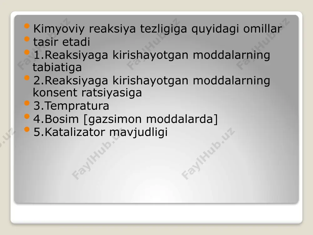 masidagi modda formulasi oldidagi koeffitsient konsentratsiya darajasiga qo‘yiladi: aa +bb = cc reaksiya uchun v = k· ca(a)· cb(b) yoki n2 + 3h2 = 2nh3 reaksiya uchun v = k· c(n2)· c3(h2) k - tezlik konstantasi, u doimiy kattalik bo‘lib, reaksiyaga kirishayotgan moddalarning konsentratsiyasi birga teng bo‘lgandagi reaksiya tezligidir. agar c(a)·c(b) = 1 mol /l bo‘lsa v = k bo‘ladi. k - reaksiyaga kirishayotgan modda tabiati, temperaturaga bog‘liq bo‘lib, modda konsentratsiyasiga bog‘liq emas. kimyoviy reaksiyada gaz va suyuq moddalar bilan birga qattiq moddalar ham qatnashsa, ya’ni geterogen reaksiyalarda qattiq fazadagi modda konsentratsiyasi reaksiya davomida odatda o‘zgarmaydi. bunday hollarda reaksiya tezligi faqat gaz yoki suyuq moddalar konsentratsiyalari bilan o‘lchanadi: c(q) + o2(g) = co2(g) v = k· c(o2) zn(q) + 2hci(s) = znci2(s) + h2↑(g) v = k· c2(hci ) geterogen reaksiyalarda reaksiya fazalar chegarasi yuzasidagina borganligi sababli, bu yuza qancha katta bo‘lsa, uning suyuq yoki gaz holatdagi modda bilan reaksiyaga …