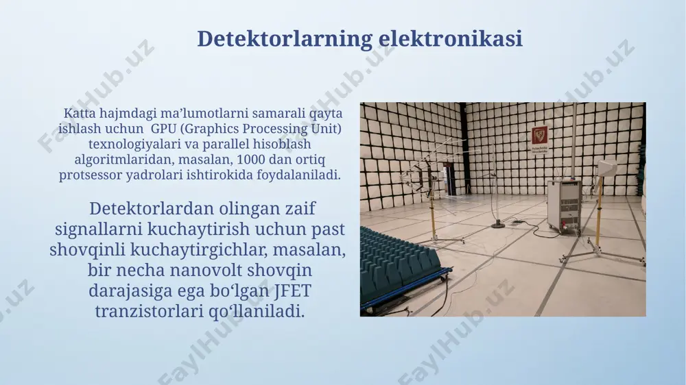 . ba'zi magnit spektrometrlar detektorlarining geometriyasi silindrsimon yoki toroidal bo'lib, bu ularning samaradorligini va aniqligini 99% ga oshiradi. kalorimetrlar elektromagnit va hadron kalorimetrlari o'zaro farq qiladi, masalan, elektromagnit kalorimetrlar foton va elektronlarni, hadron kalorimetrlar esa hadronlarni aniqlaydi va ularning energiyasi 1 gev dan 1 tev gacha bo'lishi mumkin. kalorimetrlarning turli xil texnologiyalari mavjud, jumladan, svinets shisha, skandiy oksidi va suyuq argon kabi materiallarni qo'llash orqali turli xil zarrachalar detektori tizimlarida qo'llaniladi. ma'lumotlarni qayta ishlash ma'lumotlarni filtrlash va tozalash jarayonlari, shovqinlarni kamaytirish va samaradorlikni oshirish uchun mashinani o'rgatish algoritmlari, jumladan neyron tarmoqlar, keng qo'llaniladi. zamonaviy detektorlardan olingan xom ma'lumotlar 10¹² dan ortiq hodisalarni o'z ichiga olishi mumkin va ularni samarali qayta ishlash uchun parallel hisoblash algoritmlari va gpu texnologiyalaridan foydalaniladi. gazli detektorlar gazli detektorlarning turli xillari mavjud bo‘lib, masalan, geiger-myuller hisoblagichi kabi oddiy qurilmalar yoki drift kameralari kabi murakkab tizimlar 10-100 kv kuchlanishda ishlaydi. gazli detektorlar, ionlashtiruvchi nurlanishni aniqlashda keng qo‘llaniladi …