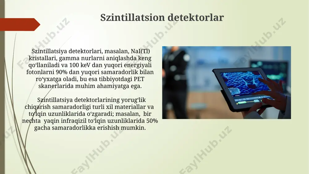 yasi va turini aniqlash uchun ishlatiladi. cherenkov detektorlari cherenkov detektorlari, nur tezligidan tezroq harakatlanuvchi zaryadlangan zarralar suv yoki boshqa muhitlarda 400 nm dan yuqori to'lqin uzunliklaridagi ko'k rangli nur chiqarish hodisasi asosida ishlaydi va bu hodisa 1934-yilda pavel cherenkov tomonidan kashf etilgan. cern kabi yirik fizikalar markazlarida qo'llaniladigan cherenkov detektorlari, protonlarning tezlashtiruvchilari va sinxrotron nurlanish manbalari yaqinidagi zarralarni aniqlashda muhim rol o'ynaydi, ular 10 -9 sekund oralig'ida juda tezkor voqealarni aniqlashga qodir. e'tiboringiz uchun rahmat @taqdimot_robot image1.jpg image2.jpg image3.jpg image4.jpg image5.jpg image6.jpg image7.jpg image8.jpg image9.jpg