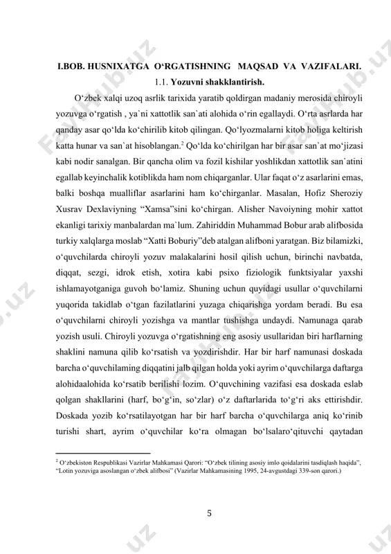 ishi, og‘zaki yoki doskada tushuntirish orqali qayerda qo‘l harakati boshlanadi, qayerda qo‘l harakati buriladi va qayerda qo‘l harakati uzish talab etiladi. nusxa ko‘chirish usuli. bu metodni harf shaklini to‘g‘ri tasavvur eta olmagan, yozishda daftar chiziqlaridan pastga tushib yoki chiqib ketadigan o‘quvchilar uchun qo‘llash mumkin. masalan, bir o‘quvchi katta b harfini yozishda xatoga yo‘l qo‘ygan bo‘lsa, o‘qituvchi ularni nuqtalar bilan ifodalab daftarga qalamda yozib ko‘rsatadi, o‘quvchi esa uning ustidan siyoh bilan yurgizib chiqadi. bu usul o‘quvchining shu haqidagi tasavvurini kengroq shakllantiradi. bu usulning ijobiy jihatlari bilan birga salbiy jihatlari ham bor. bunday mashqlar faqat qo‘l harakatini o‘stirish uchun yordam beradi xolos. uzoq muddat bunday usulda yozgan bolalar harflarning shaklini mustaqil yoki namunaga qarab yozishda qiynaladilar. tasavvur orqali yozish usuli. yuqorida ko‘rsatib o‘tilgan usullar bilan bir qatorda, bolalarga tasavvur qilish orqali havoda harflarning shaklini yozdirib mashq qildiriladi. o‘qituvchi doskada yozib ko‘rsatgan harf yoki bog‘lanishlarni, o‘quvchilarga qanday qilib yozishni, ruchkani havoda harakatini ko‘rsatib, …