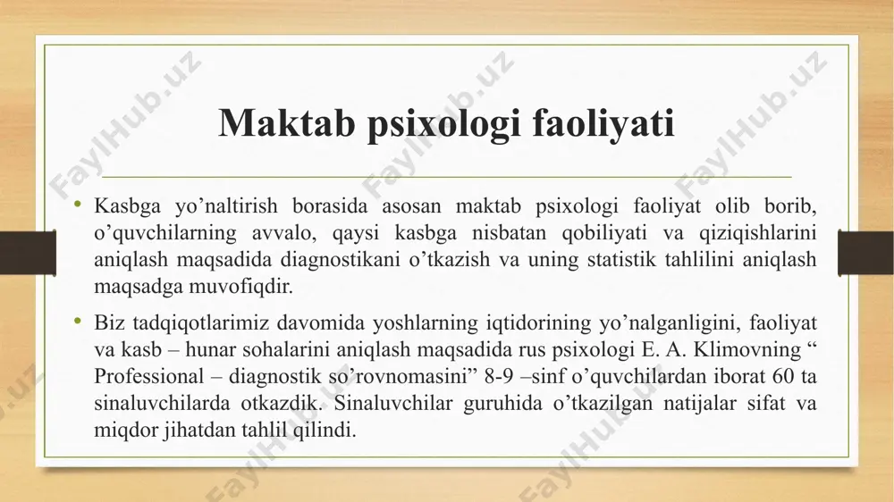 ing alohida elementlarini “o‘ynaydi”. ikkinchi bosqich – o‘smirlik xayoli bo‘lib, o‘smir orzularida, o‘zini u yoki bu qiziqarli kasbning namoyondasi sifatida ko‘radi. uchinchi bosqich uchinchi bosqich - ilk o‘spirinlik davrini qamrab oladi – dastlabki kasb tanlashdir.har xil faoliyat turlari o‘smirning qiziqishlari tomonidan saralanadi va baholanadi (“men tarixiy romanlarni yoqtiraman, tarixchi bo‘laman”), keyin qobiliyatlari nuqtai nazaridan kasb tanlashga harakat qilinadi (“men matematikani yaxshi o‘zlashtirayapman, matematik bo‘lsammikan?”, eng so‘nggida qadriyatlar tizimi nuqtai nazaridan qarab chiqiladi (“men kasal odamlarga yordam berishni hohlayman, vrach bo‘laman"; “ko‘p pul topishni hohlayman, qaysi kasb bu talabga javob beradi?”). qiziqishlar, qobiliyatlar va qadriyatlar kasb tanlashning har bir bosqichida namoyon bo‘ladi. fanga qiziqish o‘quvchini u bilan ko‘proq shug‘ullanishga undaydi, bu esa uning qobiliyatlarini rivojlantiradi, qobiliyatlar esa faoliyat muvaffaqiyatini ta’minlaydi va qiziqishlarni mustahkamlaydi. to‘rtinchi bosqich to‘rtinchi bosqich – amaliy qaror qabul qilish, kasb tanlash bosqichi bo‘lib, o‘z ichiga ikki bosh tarkibiy qismni oladi: avval biror faoliyat bilan shug‘ullanish istagi paydo bo‘ladi, …