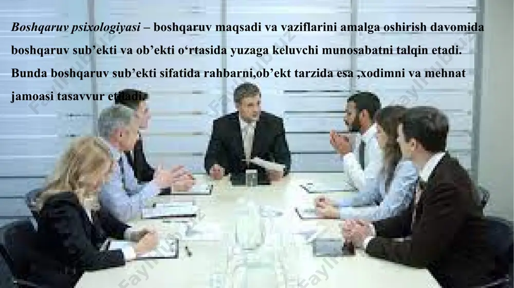 rsatmalarni ishchanlik ruhida, aniq ravshan, keskin ohangda xodimlarga yetkazadi. muloqot jarayonida ham xodimlarga nisbatan do‘q po‘pisa, keskin ta’qiqlash kabi qat’iy ohanglardan foydalanadi. uning asosiy maqsadlaridan biri — nima yo‘l bilan bo‘lsa-da, o‘z hukmini o‘tkazish. uning nutqi ham aniq va ravon, doimo jiddiy tusda bo‘ladi. biror ish yuzasidan xodimlarni maqtash yoki ularga jazo berish, tanqid qilish sof subyektiv bo’lib, bu narsa boshliqning kayfiyatiga va o‘sha shaxslarga nisbatan shaxsiy munosabatiga bog’liq. jamoa a’zolarining tilak-istaklari, ularning fikrlari va maslahatlari juda kam hollardagina inobatga olinadi, aksariyat hollarda bunday istaklar yoki ko‘rsatmalar to ‘g‘ridan-to‘g‘ri do‘q -po‘pisa, kamsitish yoki ma’naviy jazolash yo‘li bilan cheklanadi yoki qoniqtirilmaydi. bunday rahbar o ‘z ish uslublari, kelajak rejalari, biror aniq ishni, operasiyani qanday amalga oshirm oqchiligini, odatda,jamoadan sir tutadi , uning fikricha, bu uning obro‘yiga salbiy ta ’sir ko‘rsatishi mumkin. guruhdagi ijtimoiy-fazoviy munosabatlardagi o‘rni jihatidan, u jamoadan chetda, avtonomdir. avtoritar rahbarda har bir jamoa a’zolarining qobiliyatlari,ishga munosabatlari , mavqelariga ko‘ra …