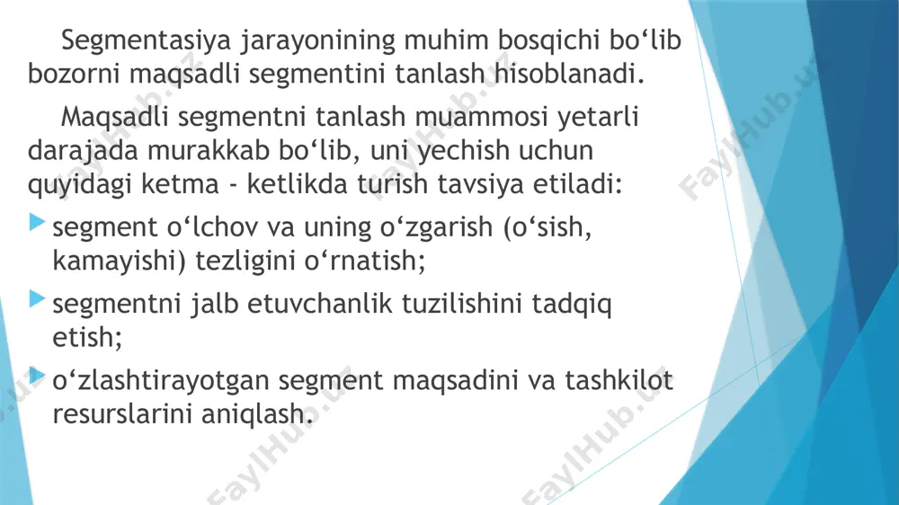 ida, firmaning tovar siyosatini belgilab beradi. bozordagi faoliyat strategiyalarini asoslashda uch turdagi strategiyalar ishlatilishi mumkin: 1. differensiyalanmagan marketing strategiyasi. 2. differensiyalangan marketing strategiyasi. 3. konsentrlangan marketing. firma «differensiallanmagan marketing» strategiyasini tanlar ekan, segmentlarni tahlil qilishning ustunliklaridan foydalanmay, bozor segmentlari o'rtasidagi farqni inkor qiladi va bozomi yaxlit, bir butun deb qaraydi. u ko‘proq xaridorlarning ehtiyojlari o‘rtasidagi farqlarga emas, balki ular o‘rtasidagi umumiy tomonlarga ko‘proq e’tibor beradi. ushbu standartlashtirish strategiyaning ahamiyati ishlab chiqarish xarajatlari hamda zahiralar, savdo va reklama xarajatlami tejashdan iboratdir. iqtisodiyoti rivojlangan mamlakatlarda bu strategiyani himoya qilish tobora qiyinlashib bormoqda, chunki bir tovar yoki marka barchaning ehtiyojini qondirishiga erishish juda kamdan-kam hollarda yuz beradi. “differensiallangan” marketing strategiyasiga ko‘ra, firma bozomi to‘liq qamrab olish strategiyasini ham qabul qiladi, biroq bu safar bozor har bir segmentga moslashtirilgan dasturlar yordamida qamrab olinadi. aqshdagi «djeneral motors» firmasining yondashuvi shunday ediki, firma har bir «hamyon, maqsad va shaxs»ga mos keladigan avtomobil borligini reklama qiiar edi. …