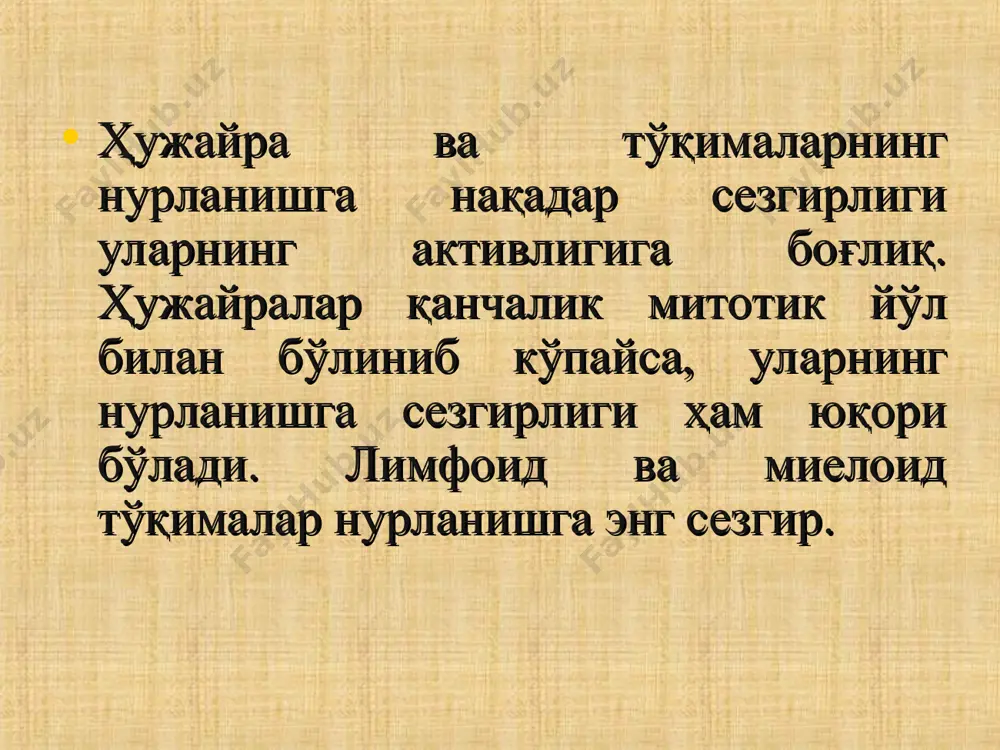 organizmga nurning ta'siriga kura uch davrga bo'linadi. 1. birinchi davr, nurning tanaga uzok vaqt mobaynida bir xil ta'sir etishi bilan ifodalanadi. 2. ikkinchi davr nurning ham tashqaridan ham odam ichiga tushib ta'sir etish hollarini o'z ichiga olib, bunda nur aloxida bir a'zoga mahalliy ta'sir ko'rsatishi mumkin. 3. uchinchi davr umumiy va mahalliy nurlanishlar jamlanmasidan iborat hollarni o'z ichiga oladi. taxminan 1- 1,5 grey nur olgan odamda kasallik belgilari yakkol sezilmasa, 4- 5 grey nur olgan bemorlarga nurlanish kasalligining ogir kechishi kuzatiladi. surunkali nurlanish kasalligi og'ir kechganda qon quyilishi, qon ishlab chikaruvchi a'zolar faoliyatining keskin yomonlashishi, markaziy asab majmuasi va ichki a'zolarda qaytmas jarayonlar kechadi, yukumli kasalliklar xuruj kilishi mumkin. og'ir kamqonlik holati, leykotsitlar sonining kamayib granulotsitlar konda yukolib ketishi, trombotsitlar kamayib ketishi bilan kechadi. surunkali nurlanish kasalligini davolash printsiplari 1. dezintoksikatsion. 2. antigistamin preparatlar. 3. umumiy kuvvatlovchi terapiya. 4. kuyishga karshi. 5. antibakterial preparatlar. 6. urinbosar terapiya.