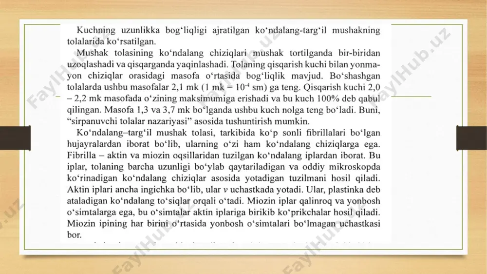 tezliki, b) uchish burchagi, v) snaryadni uchirish joyi (balandligi) , g) snaryadni aylanishi d) havoni qarshiligi; bu, o‘z navbatida, snaiyadning aerodinamik xususiyatlariga, shamolning kuchi va yo‘nalishiga, havoning zichligiga bog‘liq (atmosfera bosimi past bo‘lgan tog‘larda havo zichligi kam bo‘ladi va sport snaryadi uchishning xuddi shunday boshlang‘ich sharoitlarida uzoqroq masofaga uchib borishi mumkin). gorizontga (ox o‘qiga) nisbatan © 0 burchak ostida otilgan jismning boshlang‘ich tezligi vq bo‘lsin (13.2.1-rasm). jismning bunday harakati boshlang‘ich tezlik vektori orqali o‘tadigan vertikal tekislikda sodir bo‘ladi. koordinata boshini boshlang‘ich nuqtaga joylashtiramiz, koordinata o‘qlarini esa gorizontal (ox) va vertikal yuqoriga (ou) yo‘naltiramiz. ixtiyoriy uchish nuqtasida tezlanish erkin tushish tezlanishi g ga teng bo‘ladi. ox o‘qiga g vektorning proeksiyasi nulga teng. shuning uchun ox o‘qi bo‘ylab harakat tekis harakat hisoblanadi va uning tezligi kattaligi y x = v • cos (0o) ga teng bo‘ladi. g vektorning of o‘qiga proeksiyasi -g ga teng. shuning uchun bu o‘q bo‘ylab harakat tezlanishi g …