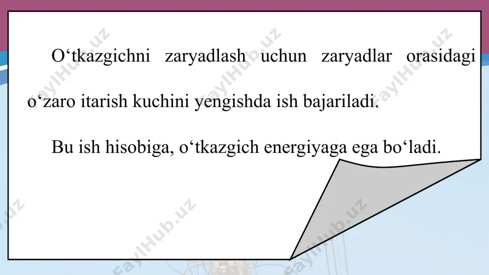 maydoni uning qoplamalari orasidagi muhitda mujassamlashgan bo‘ladi. fazoning hajmini v = sd formula orqali hisoblash mumkin. zaryadlangan yassi kondensatorning sig‘imi va kondensator maydon kuchlanganligi bilan qoplamalari orasidagi potensiallar farqi orasidagi bog‘lanish hamda (7.27) formulaga binoan quyidagiga ega bo‘lamiz: zaryadlangan yassi kondensatorning energiyasi uning hosil qilgan elektr maydoni kuchlanganligining kvadratiga va shu maydon egallagan fazoning hajmiga to‘g‘ri proporsional ekan. maydonning hajm birligiga to‘g‘ri kelgan energiyasi energiyaning hajmiy zichligi deyiladi. har bir kondensator nafaqat o‘zida zaryad to‘plash, shuningdek, energiya to‘plash xususiyatiga ham ega. kondensator olgan energiya qoplamalar orasidagi muhutda bo‘ladi. ta’rifga ko‘ra: bu energiyani kondensatorda uzoq vaqt davomida saqlab bo‘lmaydi. kondensator olgan zaryadini vaqt o‘tishi bilan uni o‘rab turgan atrof muhitga uzatadi. kondensator elektr qarshiligi kichik bo‘lgan zanjir orqali zaryadsizlanganda, o‘z energiyasini deyarli bir zumda beradi.