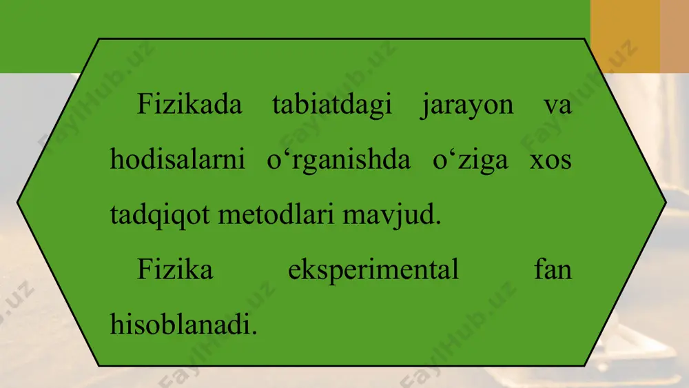 ntirilgan uchta qonun, butun olam tortishish qonuni, elastiklik va ishqalanish kuchlariga doir qonuniyatlar tashkil etadi. gaz jarayonlari uchun uning bosimi, hajmi va temperaturasi orasidagi bog‘lanishni ifodalaydigan qonunlar ochildi. tinch holatda turgan zaryadlangan zarralar orasidagi o‘zaro ta’sir fransuz fizigi sharl kulon tomonidan ochilgan qonunga bo‘ysunadi. keng qamrovli hodisalarni tushuntiradigan qonunlar to‘plami ilmiy nazariya deyiladi. masalan, nyuton qonunlari mexanikaning klassik nazariyasini tashkil etadi. ingliz fizigi d.k.maksvell tomonidan shakllantirilgan qonunlar elektromagnitizm uchun klassik nazariya mazmunini tashkil etadi. ilmiy nazariya o‘z ichiga qonunlar bilan birgalikda bu qonunlarni shakllantirishda foydalanilgan fizik kattaliklar va tushunchalarning ta’riflarini ham oladi. eng muhimi, fizik nazariyadagi barcha aniqlanadigan kattaliklar tajribada o‘lchana oladigan bo‘lishi kerak. barcha fizik qonunlar va nazariyalar haqiqatga yaqin bo‘lishi kerak. chunki nazariyani yaratishda har doim jarayon va hodisaning modelidan foydalaniladi. shunga ko‘ra qonun va nazariyalarning qo‘llanilish chegarasi bo‘ladi, masalan, klassik mexanika qonunlari faqat yorug‘lik tezligidan juda kichik tezlikda harakatlanadigan jismlar uchun o‘rinli bo‘ladi. elementar zarralar tezlatgichlarida bu …