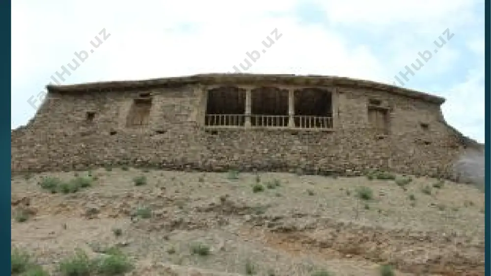 ar va baland platforma (tag kursi) ustiga monumental bino (ibodatxona majmuasi) qurish odat tusiga kiradi. k.1 davri majmuasi fargʻona vodiysining chust madaniyati, umuman, oʻrta osiyoning yaz 1 deb atalgan arxeologik majmualari bilan har jihatdan bir-birlariga yaqin va oʻxshash boʻlib, ularning yil sanasi keyingi yillarda (mas, chust madaniyatining yoshi) rosa 500—600 yilga qad. dir deb topilmokda. k.2 davriga kelib, sugʻdiyova hududlariga qad, sharq tamadduniga xos urbanistik jarayon jadal kirib keladi. yangi etno-madaniy qatlamning yerli tub aholi bilan qorishuvi vatijasi sifatida k. 2 majmuasi tarkib topadi. bu jarayon, ayniqsa, kulolchilikda yaqqol koʻzga tashlandi. keramika mahsulotlari tarkibida yuqori sifatli, kulolchilik charxida tayyorlangan idishlar keskin koʻpayadi. endi, kulolchilikda sopollarning naqshiga emas, balki ularning sifatiga eʼtibor qaratiladi. uy-joy qurilish sohasida monumental binolar, majmualar barpo etish rivojlanadi. sugʻdda qad. shahar madaniyati uzil-kesil shakllanadi. bu davrda k. da, uning markazida qalin platforma (tag kursi) ustida mahobatli shahar ibodatxonasi uzil-kesil shakllanadi. undan sharq-roqsa joylashgan k. hukmdorining qasri tarkib …