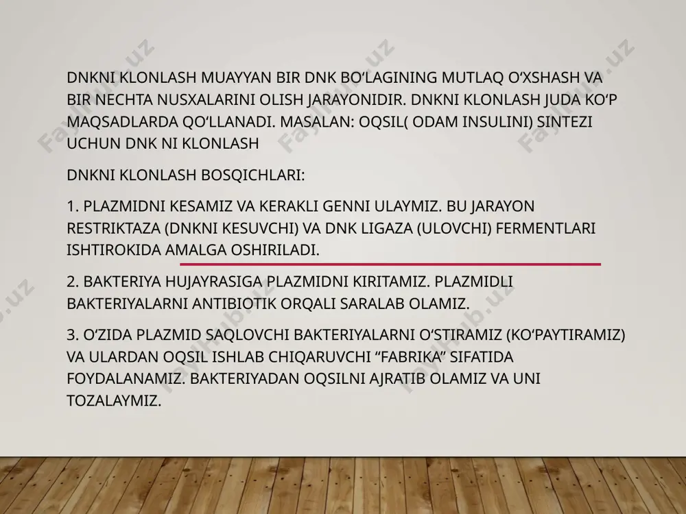 sida bizga kerakli boʻlgan oqsildan tashqari juda koʻp boshqa oqsil va makromolekulalar bor. shuning uchun kerakli oqsil boshqa oqsillardan ajratib olinishi va tozalanishi kerak. oqsilni tozalashda biokimyoviy usullardan foydalaniladi. tozalangan oqsildan tajriba maqsadida yoki insulin kabi dorilar sifatida foydalanish mumkin. dnkni klonlash usullaridan foydalanish biologik dori vositalari. dnkni klonlashdan tibbiy-biologik usullar orqali odam oqsilini (yuqorida koʻrilgan insulin kabi) olish mumkin. oʻsish gormoni va plazminogen aktivatori toʻqimasi (tpa) ham rekombinant oqsillarga misol boʻladi. oʻsish gormonini sintezlay olmaydigan bemorlarga oʻsish gormoni berilsa, plazminogen aktivator toʻqimasi insult (miyaga qon quyilishi)ni davolashda va tromblar hosil boʻlishining oldini olishda qoʻllanadi. yuqoridagi kabi rekombinant oqsillar koʻpincha bakteriyalar orqali olinadi. gen terapiyasi. baʼzi genetik nuqsonli bemorlarda biror-bir gen funksiyasi yetishmaydi. gen terapiyasida shunday bemorlarning hujayralariga oʻsha genning normal shaklini koʻchirishga harakat qilinadi. masalan, dnkni klonlash orqali mukovitsidoz bilan kasallangan bemorga nuqsonli genning normal shaklini saqlagan plazmid koʻchiriladi. shunda plazmid koʻchirilgan bemorning oʻpka funksiyasining yomonlashishi sekinlashadi. gen tahlili. …