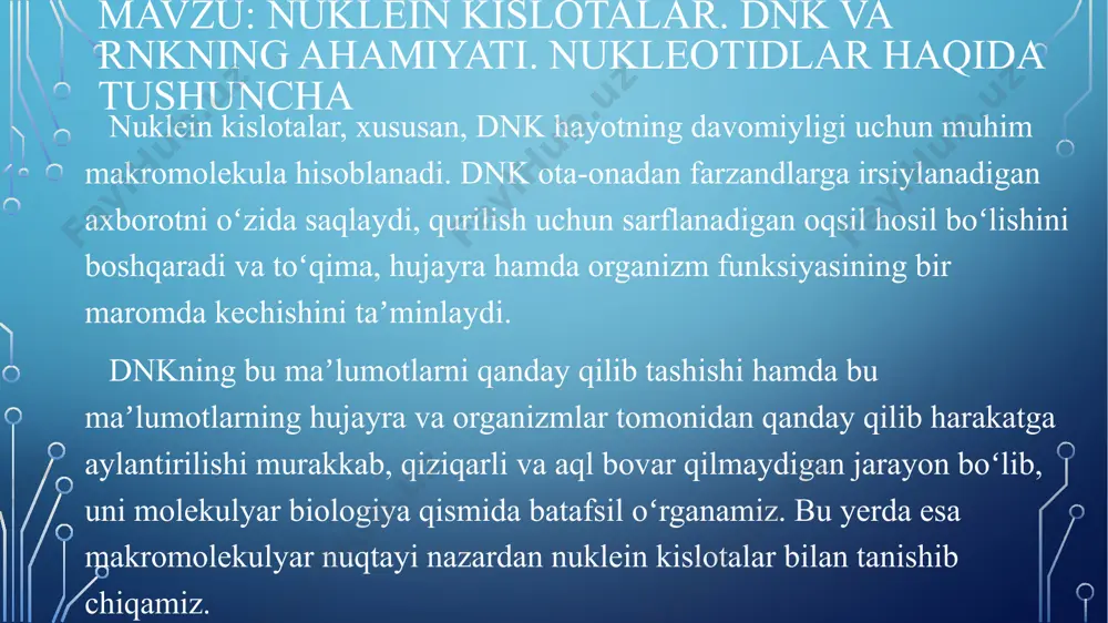 akteriyalar kabi prokariotlarda esa xromosomalar juda kichik va koʻpincha aylana (halqa) shaklida boʻladi. xromosoma oʻn minglab genlardan iborat boʻlishi mumkin, ularning har biri hujayra tomonidan zarur boʻlgan maʼlum mahsulotni ishlab chiqarish boʻyicha koʻrsatmalar beradi. dnkdan rnkga va rnkdan oqsilga koʻpchilik genlar oqsil moddalarini kodlaydi, yaʼni ular maʼlum bir oqsilni hosil qilish uchun ishlatiladigan aminokislotalar ketma-ketligini belgilaydi. dnkdagi ushbu maʼlumot oqsil sintezi uchun ishlatilishidan oldin, avvalo, genning rnk nusxasi (transkripti) yaratilishi kerak. rnkning ushbu turi informatsion rnk (irnk) deb ataladi. chunki irnk molekulasi dnk va ribosoma (irnk ketma-ketligini oʻqib, uning asosida oqsil sintez qiluvchi uskuna) oʻrtasida maʼlumot tashuvchi vazifasini bajaradi. dnkdan rnkga va rnkdan oqsilga aylanish jarayoni molekulyar biologiyaning “markaziy dogmasi” deyiladi. eng muhimi, barcha genlar ham oqsil mahsulotlarini kodlamaydi. misol uchun, ayrim genlar ribosomalarning tuzilish tarkibiy qismlari sifatida xizmat qiluvchi ribosomal rnk (rrnk) yoki transport rnk (trnk)ni kodlaydi. trnk beda bargi shaklidagi rnk molekulasi boʻlib, oqsil sintezi davomida aminokislotalarni ribosomaga …