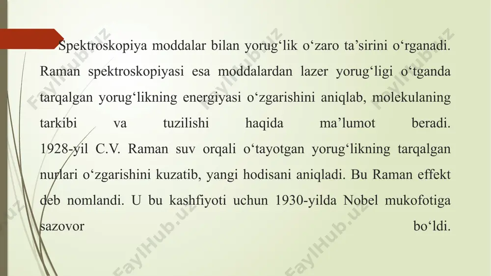 niqlanib, molekuladagi bog‘lanishlarning turi va kuchi haqida ma’lumot olinadi. masalan, c-h, o-h, n-h va c-o bog‘lanishlarining o‘ziga xos tebranishlarini spektrda kuzatish mumkin. raman effektining asosiy fiziologik jarayoni fotonlarning molekulalar bilan to‘qnashganda energiya almashinuvi natijasida yuzaga keladi. bu effekt klassik optik hodisaga qaraganda (ya'ni rayleigh tarqalishi) farq qiladi. rayleigh tarqalishida foton molekuladan hech qanday energiya yo‘qotmasdan qaytadi, lekin raman effektida fotonning energiyasi (yoki uzunligi) o‘zgaradi. raman effekti asosan molekulaning vibratsion yoki rotatsion holatlaridagi energiya o‘zgarishlari bilan bog‘liq. agar foton molekula bilan to‘qnashganda energiya almashsa, bu molekulaning tebranish holatiga bog‘liq bo‘ladi. agar molekula yuqori energiya holatiga o‘tsa, foton energiyasini yo‘qotadi va spektrda stoks chiziqlarini hosil qiladi; aksincha, agar molekula pastki holatga o‘tsa, foton energiya orttiradi va anti-stoks chiziqlarini hosil qiladi. sirtda kuchaytirilgan raman sochilishi. konfokal raman mikroskopiyasi. xulosa qilib aytamizki, raman spektroskopiyasi orqali olingan ma’lumotlar moddaning strukturaviy izomerlarini farqlash, ularning konformatsiyaviy holatlarini aniqlash, shuningdek, kimyoviy reaksiya davomida yuzaga kelayotgan o‘zgarishlarni real vaqt …