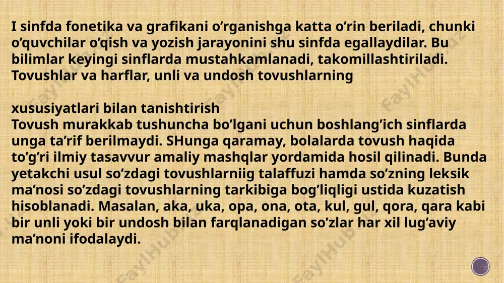 bilan va bunday so’zlarning yozilishini qanday tekshirish bilan tanishtiriladi. ularning talaffuzi va yozilishini tekshirishda fonetikaga asoslaniladi. o’quvchilar fonetik bilimlariga asoslangan holda, jufti bor jarangli undoshlarning yozilishini quyidagicha tushuntiradilar: – kitob so’zi oxirida jufti bor un­dosh tovushni eshityapman, shuning uchun so’zni tekshirish kerak. shu undoshdan keyin unli tovush eshitiladigan so’z tanlayman: kitobi. kitobi so’zida b tovushi eshitilyapti, shuning uchun kitob so’zida b harfini yozaman. bunday muhokama yuritish uchun o’quvchilar quyidagi bilim va ko’nikmalarni egallashlari kerak: 1. jufti bor jarangli va jarangsiz undosh tovushlarni ajratish. 2. so’z oxirida kelgan jufti bor jarangli undosh tovushning jarangsiz jufti eshitilishi, shuning uchun bunday so’zlarni tekshirish kerakligini bilish. 3. undosh tovush unli tovushdan oldin kelganda, boshqa tovush bilan almashmasligini bilish. undosh tovushdan so’ng unli tovush kelgan so’z tekshiruvchi so’z bo’la olishini bilish. 4. tekshiruvchi va tekshiriluvchi so’zdagi undosh harfni taqqoslash (kitobi – kitob, maqsadi – maqsad, maqsadga). shunday qilib, o’quvchilar qanday so’zlar tekshirishni talab qilishi va …