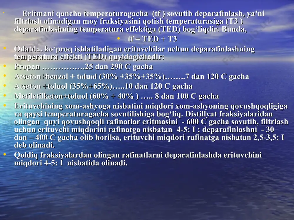 riladi. modda tо‘la erigandan sо‘ng, kolbaga о‘rnatilgan qaytaruvchi sovutgichni olib, о‘rniga aralashtiruvchi moslamani (meshalkani) о‘rnatamiz. kolbada mahsulotni aralashtirib turib, kolba suv xammomida turgan holda mahsulotni sovutishni boshlaymiz. dastlab, suv bilan sovutamiz, suvga muz qо‘shib 00 c gacha sovutish mumkin. sovutishni tezligi bir minutda 2 gradusga teng bо‘lishi kerak. agarda yanada pastroq temperaturagacha sovutish lozim bо‘lsa, u vaqtda suv xammomidagi suvni о‘rniga etil spirti yoki izooktan quyib, unga quruq muz tashlaymiz. shu usulda kolbadagi eritmani kerakli temperaturagacha sovutiladi. natijada, deparafinlanuvchi modda tarkibidagi qattiq parafinlar kristall holiga kelib qoladilar. navbatdagi vazifa, qattiq parafinlarni eritmadan filtrlab ajratib olishdan iborat. buning uchun, metall voronkani mahsulotni sovutuvchi moslamasiga о‘rnatiladi. voronkaning naychasi probka yordamida suyuq mahsulotni yig‘uvchiga biriktiriladi (rasmga qarang). mahsulotni yig‘uvchi esa vakuum nasosga ulanadi. sistemadagi vakuumni manometr yordamida kuzatib turiladi. metall voronkani ichiga kulsiz filtr qog‘oz qо‘yiladi, qog‘ozni erituvchi bilan hо‘llanadi, sо‘ngra vakuum nasos ishga tushiriladi. mahsulotni sovutuvchi moslamani deparafinlanuvchi moddani eritmasi bilan bir …