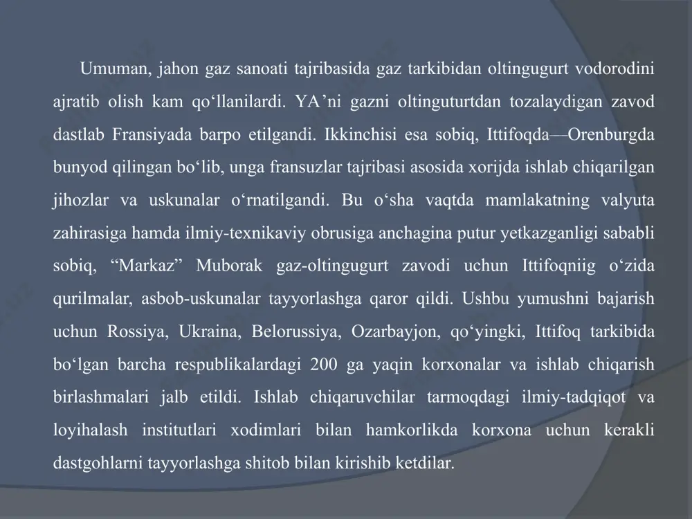 ham ishga tushirildi. uning yillik ishlab chiqarish quvvati 183 ming tonnani tashkil etadi. iv navbat tarkibida klaus metodida ishlovchi uchta qurilma, sulfren usulida ishlovchi qurilma va tо‘g‘ridan-tо‘g‘ri oksidlovchi qurilmalar kiradi. oltingugurtdan tozalovchi oltita blok va oltingu­gurt ishlab chiqaruvchi ikkita blokdan tashqari iv navbat majmuiga suyultirilgan gaz olish va bir yо‘la gaz kondensatini barqarorlashtirish (stabilizatsiyalash) qurilmasi ham kiradi. bu qurilma yiliga 741 ming tonna tovar holidagi gaz kondensati va 17 ming tonnadan ortiq suyultirilgan gaz bera oladi. yonilg‘i birikmalarining tarkibiga kо‘ra, bir ton­na gaz kondensati 3-4 tonna neft bilan teng keladi. kondensatning kimyoviy-fizik xususiyatlari undan nafaqat motor yonilg‘isi, shu bilan birga, propan-bu­tan birikmalarini ham ajratib olish imkonini beradi. bu о‘z navbatida respublikaning yonilg‘i manbalariga nisbatan ehtiyojlarini ta’minlashda katta hissa bо‘ladi. 1990-1992 yillarda ishga tushirilgan v navbatning yiliga 6,25 milliard kubometr tabiiy gazni qayta ishlash quvvatiga ega qurilmalarining texnologik apparatlariga yana о‘zgartirishlar kiritildi. ya’ni tuyingan amin eritmasini regeneratsiyalash orqali qayta tiklash uchun …