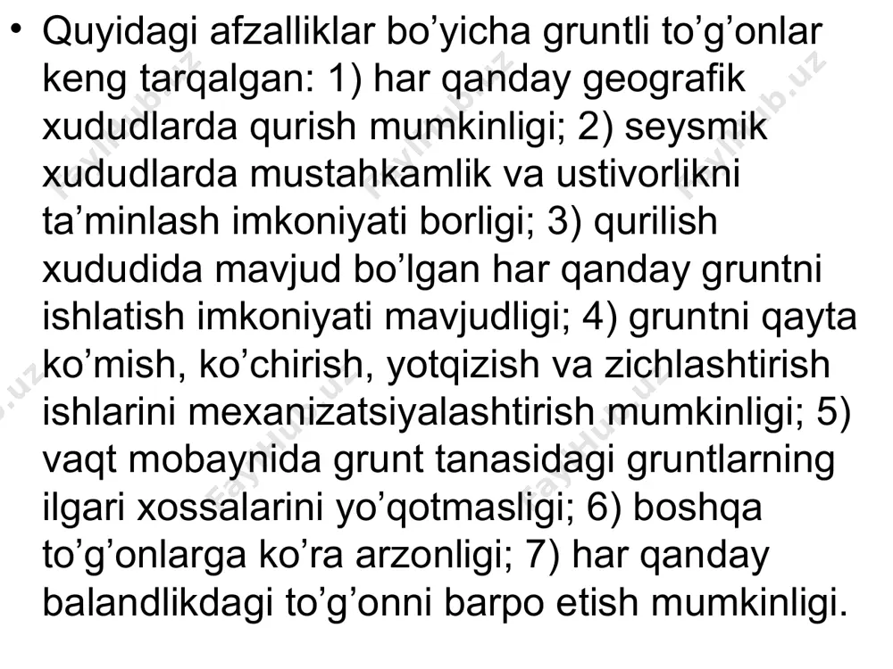 anadi. qmq ga ko’ra gruntli ko’tarma to’g’onlarni qurishda har qanday gruntni ishlatishga yo’l qo’yiladi; lekin tarkibida 5% dan ortiq xlorid yoki sulfatxloridli tuzlar, 2% dan ortiq sulfat tuzlar, to’liq chirimagan yoki 8% dan ortiq to’liq chirigan organik aralashmalar bo’lgan gruntlarni ishlatib bo’lmaydi. 5. gruntli to’g’onlar zaminlariga qo’yiladigan talablar va ularning stvorini tanlash gruntli to’g’onlar zaminlariga qo’yiladigan talablar. gruntli to’g’onlarni qoyali, yarim qoyali va qoyamas zaminlarda qurish mumkin. zaminda gilli va ko’p namlangan gilli gruntlarning bo’lishi, ularda g’ovaklardagi bosimning paydo bo’lishiga olib keladi, shu bilan birga gruntlarning siljishga qarshiligini kamaytiradi va zaminda drenaj qurilmalarni o’rnatish tavsiya etiladi, o’z navbatida to’g’onni qurish jadalligi pasayadi. uncha katta bo’lmagan bunday qatlamli gruntlar olib tashlanadi va to’g’on azaldan mustahkam bo’lgan gruntlarda quriladi. to’g’on zaminida chirish darajasi 50% dan kam bo’lmagan torf mavjud bo’lsa, to’g’onning kuchli cho’kishi mumkinligini hisobga olish lozim. bunda chirimagan o’simliklar ildizlari, yer ostida yashovchi jonivorlar hosil qilgan yo’laklarni olib tashlash talab qilinadi …