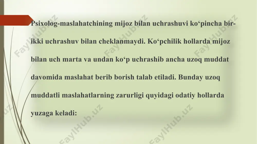gan. psixoterapiyada (psixologik maslahat amaliyotidan farqli ravishda) mijozni psixologik muammolardan xalos etishda psixolog faol rol o‘ynaydi. aynan u muammoni hal etishga qaratilgan faol harakatlarni amalga oshiradi. mijozning o‘zi esa asosan passiv rol o‘ynaydi, ya’ni shunchaki psixoterapevt ta’sir ko‘rsatishini qabul qiladi va ularga javoban harakat qiladi. psixologik maslahatda vaziyat boshqacha bo‘ladi: bu yerda psixolog-maslahatchi asosan faqat maslahat beradi, ularni amalga oshirish esa mijozning ishi bo‘lib qoladi, faollik rolini u o‘zida saqlab qoladi. amaliy psixologik ishlar boshqa turlarida maslahat berishdan farqli ravishda olib boriladigan psixoterapevtik amaliyot bevosita shaxsiy aloqalarni, psixolog va mijozning o‘zaro munosabatlarini, hatto mijoz o‘z muammosini hal etayotgan davrda ham o‘zaro aloqalarini ko‘zda tutadi. psixologik maslahatda mijoz bilan ish boshlanishida psixodiagnostika iloji boricha kam bo‘lishi va asosan psixolog-maslahatchiik maslahat davomida mijoz xulqini kuzatish natijalariga tayanishi kerak. psixologik maslahatning maqsad va vazifalari munozarada yuzaga kelgan muammoni zudlik bilan hal etishda unga yordam ko‘rsatish. odamlarda ko‘pincha darhol aralashish, kechiktirilmaydigan yechimlarni talab etuvchi, …