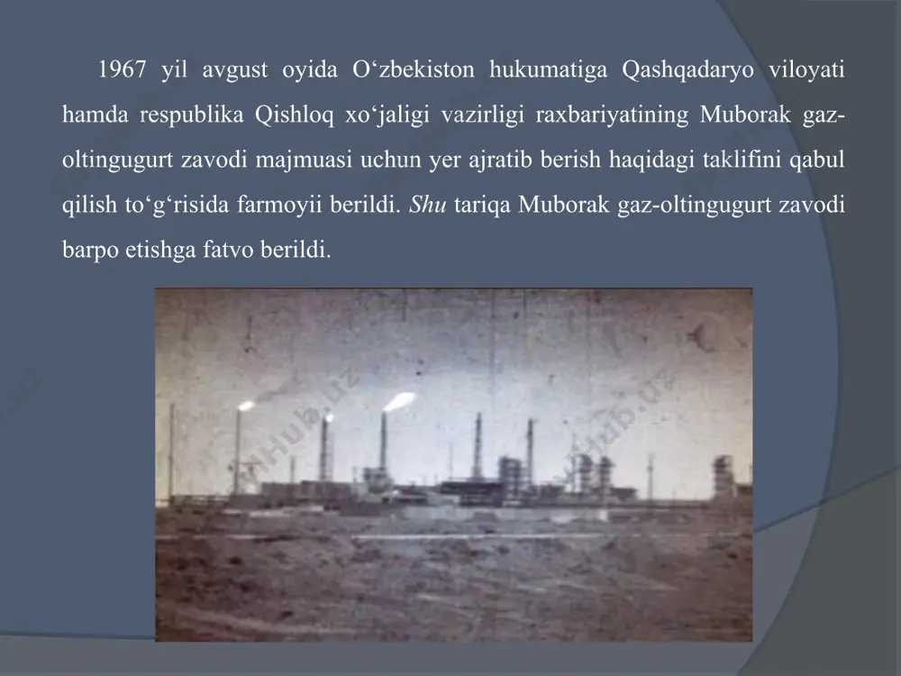 kam oltingugurtli gazini tozalovchi ikkita blok, oltingugurt ishlab chiqaruvchi tо‘rtta blok, past haroratli separatsiyalash qurilmasi, gazokompressor usulida ammiakni sovutish stansiyasi, gaz kondensatini havoga chiqarish qurilmasi kirgan. loyiha bо‘yicha yiliga 5 milliard kubometr gazni qayta ishlash quvvatiga ega zavodning birinchi navbatida barpo etilgan oltingugurtdan tozalash inshootlari 1976 yilda rekonstruksiya qilinishi natijasida korxona yiliga 6,2 milliard kubo­metr tabiiy gazni qayta ishlash quvvatiga ega bо‘ldi. dastlabki yillari ishga tushirilgan qurilmalarda gaz birinchi absorberda tozalanib, undan ikkinchi absorberga yana qayta tozalanib, undan keyin past haroratli seperatsiyalash qurilmalariga yuborilgan. gazni oltingugurtli birikmalardan tozalash absorbsiya usuli orqali amalga oshirilgan. absorbent sifatida dastlab monoetanol amin ishlatilgan. ayni paytda, 1971 yilda ishga tushirilgan dastlabki uchta qurilma eskirib, ishga yaroqsiz holga kelganligi bois safdan chiqarilgan. 1978-1981 yillarda zavodni kengaytirishning ii va iii navbatlari amalga oshirilib, umumiy quvvati yi­liga 10 milliard kubometr kam oltingugurtli va yuqori oltingugurtli gazlarni tozalash qurilmalari ishga tushirildi. ularning har biri past haroratli separatsiyalash uskunalari, ikkinchi …