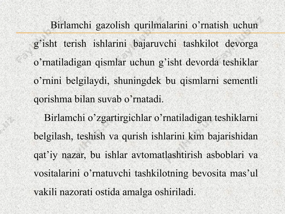 shilik termoo’zgartgichlarini va termoeldektr termometrlarni devorlardagi tokchalarda va havo aylanmaydigan boshqa joylarda o’rnatmaslik kerak. aks holda o’lchash qurilmasining inersionligi ortib ketadi. birlamchi temperatura o’zgartirgichlarini mahkamlash va ularning sezgir elementlarini o’lchanadigan muhitga kiritish uchun ishlatiladigan eng oddiy qurilmalar texnologik uskuna va quvur yo’llarga o’rnatiladigan bo’rtmalardan iborat (1-rasm, a). diametri dn 45 va 57 mm li trubalarga bo’rtmalarni o’rnatish uchun kengaytirgichlar payvandlab ulanadi (1-rasm, b). 1-rasm. bo’rtmalarni o’rnatish: a - tashqi diametri dn>76 mm li trubaga va metall devorga o’rnatish, b - diametri 76 mm li kengaytirgichli dn 45 va 57 mm li trubaga o’rnatish o’rnatish oldidan sezgir elementning butunligi va izolyasiyaning himoyalovchi armaturaga nisbatan qarshiligi tekshiriladi. qarshilik kamida 20 mom bo’lishi lozim. qarshilik termoo’zgargichlarini quvur yo’llarga o’rnatish yo’llari 2-rasmda ko’rsatilgan. 2-rasm. qarshilik termoo’zgartgichlarini quvuryo’llarga o’rnatish: a, b - quvuryo’lning gorizontal va vertikal qismlarida, v -tirsakda, g - kengaytirgich yordamida o’rnatish 3. suyuqlikli tik shisha termometrlarni o’rnatish bular himoyalovchi metall g’ilof ichida …