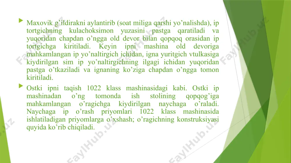 ernya chap tomondan shaybaga, o’ng tomondan esa uchta qisuvchi vint yordamida vtulkaga mahkamlangan sektorga tiralib turadi. 97 a klass mashinasidagi moki komplektinining tuzilishi 1022 klass mashinasidagi moki komplekti tuzilishiga o’xshash. mokining uchi ignaga vaqtida yetib kelishi vintlarni bo’shatib, keyin mokini burib rostlanadi. igna eng pastki holatdan 2 mm ko’tarilganda mokining uchi igna ko’zidan 1,6 mm yuqoriroqda bo’lishiga erishmoq kerak. moki uchi bilan igna orasidagi 0,1 mm bo’lishi kerak bo’lgan zazorni vintni bo’shatib, vtulkani uzunasiga surib rostlanadi. mokiga kelayotgan moy miqdorini vint yordamida rostlanadi: agar vint ichkariga burab kiritilsa, kanalning kesimi torayib, mokiga ko’proq moy keladi. mokiga moy normal kelib turishini rostlash uchun mashinani ishlab chiqargan zavod mokini olib, vintning oxirigacha burab kiritishni, keyin uni 2,5 marta to’la aylantirib chiqarib qo’yishni tavsiya etadi. mokiga moy kelishini tekshirish 1022 klass mashinasidagi kabi. materiallarni surish mexanizmi. mashinada materiallarni surish uchun baxya yirikligini o’zgartiradigan va baxyaqatorni puxtalaydigan qurilmasi bor reykali mexanizm ishlatiladi. reykani vertikal …