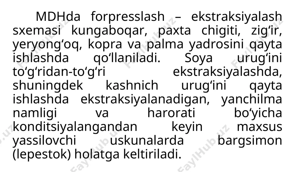 rachalar ichidagi moy diffuziyasiga ta’sir ko‘rsatadi. hujayra strukturasining buzulish darajasini ta’siri. ekstraksiya jarayonining kinetikasi o‘rganilganda, jarayon ikki bosqichdan iborat ekanligi aniqlandi - birinchi bosqich – erkin moy ajralish jarayoni, davomiyligi 10 daqiqagacha; - ikkinchi bosqich – bog‘langan moyni ajralish jarayoni. bunda ikkita bosqich orasida o‘tuvchi zona (n) mavjud. jarayonga harorat ta’siri. ekstraksiya jarayonining tezligi va uni to‘laqonli kechish jarayoniga harorat katta ta’sir ko‘rsatadi. harorat ortishi bilan molekulalarning issiqlik harakati ortib, erituvchi va moyning qovushqoqligi kamayadi, diffuziya jarayonining tezligi ortadi konsentratsiyalar farqi va erituvchi hajmini ta’siri. konsentratsiyalar farqi – bu diffuziyaning harakatlantiruvchi kuchi, shuning uchun konsentratsiyalar gradientasi qancha yuqori bo‘lsa, ekstraksiya jarayoni shuncha tez sodir bo‘ladi. amalda yog‘sizlantirish jarayoni kamayib boruvchi konsentratsiyali missellalar bilan amalga oshiriladi: dastlab konsentrlangan missella, yakunida esa-toza erituvchi bilan. forpress kunjarasini ekstraksiya jarayoniga tayyorlash. sanoatda keng qullashda forpresslash ekstraksiyalash usuli qo‘llanilgani uchun presslashda olingan kunjara ekstraksiya jarayoniga tayyorlanishi lozim. forpresslashdan keyingi qolgan material kunjara – moyini to‘liq …