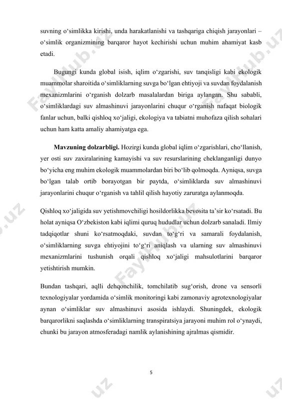 m hisoblanadi. d) suvning yopishqoqligi (koheziya) va sirt bilan tortishuvi (adgeziya) suv molekulalari o‘zaro koheziya kuchlari bilan bog‘lanadi, bu esa suv ustunining uzilmay harakatlanishiga imkon beradi. shu bilan birga, adgeziya kuchlari suvning ksilema devorlariga yopishib harakatlanishini ta’minlaydi. bu ikki xususiyat transpiratsion oqimni hosil qiladi. e) kapillyarlik xususiyati suv tor naychalar bo‘ylab (kapillyarlarda) tortilish kuchlari tufayli yuqoriga ko‘tarila oladi. bu xossa o‘simlikda suvning ildizdan barggacha yetib borishini ta’minlaydi, ayniqsa daraxtlarda juda muhim. 3. suvning erituvchi xossasi suv — universal erituvchi hisoblanadi. ko‘pgina ionli va qutbli moddalar suvda eriydi. bu xossa tufayli o‘simlik ichidagi oziqa moddalar (masalan, tuzlar, ozuqalar, gormonlar) suvda erigan holda hujayralar bo‘ylab oson harakatlanadi. 4. suvning zichligi va muzlashda kengayishi suvning eng yuqori zichligi +4°c da kuzatiladi. suv muzlaganda kengayadi va zichligi kamayadi, bu esa muzning suv sathida suzishini ta’minlaydi. tabiiy sharoitda bu o‘simliklar ildizlari sovuqdan himoyalanishiga yordam beradi (ayniqsa ko‘l, botqoqlik, yoki ho‘l joylarda o‘sadigan o‘simliklar uchun). suvning …
