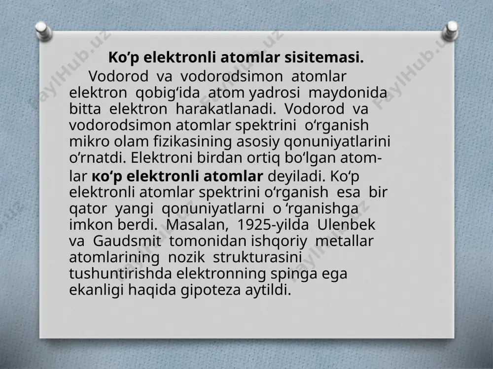qlanadi. ko‘p elektronli atomlar tuzilishini bilish uchun atomdagi hamma elektronlar holatini bilish kerak. agar biror holatda n, ℓ , j kvant sonlarining berilgan qiymatiga ega bo‘lgan bir nechta elektron bo‘lsa, bu holatni oddiyroq yozish mumkin. turli elektronlarning o ‘xshashligi. elektron muayyan massa va zaryadga ega bo‘lgan nuqtaviy zarradir. elektronlarning barcha fizikaviy xossalari bir-birinikiga o‘xshashdir. shuning uchun agar bir elektron ikkinchisi bilan almashtirilsa, hech narsa o‘zgarmaydi almashtirish «aynishi» (1,2)= (1) (2) (1) ifodalangan. to‘lqin funksiyasi e= xususiy energiya qiymatiga tegishlidir. 2-elektronni 1-elektron bo‘lgan a holatga va 1-elektronni 2-elektron bo‘lgan b holatga o‘tkazilganda, ya’ni elektronlar joylari almashtirilganda, elektronlar o‘xshash bo‘lganligi sababli hech qanday o‘zgarish bo‘lmaydi. u vaqtda elektronlar joylari almashtirilishidan hosil bo‘lgan to ‘lqin funksiyasi quyidagicha: ѱ(2,1) = (2) (1) . (2) ifodalanadi. shunday qilib, ayni bir xususiy energiya qiymatiga tegishli bo‘lgan (1) va (2) to‘lqin fiinksiyalari mavjud bo‘ladi. bunday hol elektronlarning o ‘xshash bo‘lishligining natijasidir. bunday aynish almashtirish aynishi deyiladi. image3.jpeg …