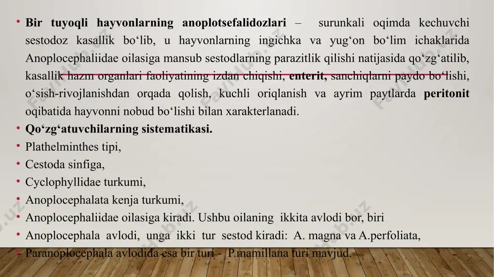 a teng, jinsiy bezlar bir komplektli bo‘lib, jinsiy teshik bir tomonlama joylashgan, tuxumlari yumaloq shaklda bo‘lib, diametri 0,05-0,06 mm ga teng noksimon apparatning diametri tuxum radiusidan katta. parazit ingichka bo‘lim ichaklarning boshlang‘ich qismida parazitlik qilishga moslashgan. rivojlanishi. otlar anoplosefalidozlarining uchchala qo‘zg‘atuvchisi ham oraliq xo‘jayin ishtirokida rivojlanadi. oraliq xoʻjayin oribatid guruhiga kiruvchi ceretozetidae, lalumnidae, carobodide avlodlariga mansub kanalar hisoblanadi. otlarning tezagi bilan chiqarilgan anoplosefalidlarning tuxumini oribatid kanalar yutadi va ye.ya.boshqirovning kuzatuvi boʻyicha 145-150 kundan keyin 19-21 daraja haroratda kana tanasida invazion bosqichdagi sistiserkoid rivojlanib yetishadi. ot, eshak va xachirlar ozuqa bilan birgalikda sistiserkoid bilan invaziyalangan kanalarni yutib yuboradi va natijada anoplosefalidoz kasalligiga chalinadi. epizootologiyasi. anoplosefalidozlar mamlakatimizning turli zonalarida keng tarqalgan gelmintoz kasalliklardandir. unga asosan bir yoshgacha bo‘lgan hayvonlar chalinadi, katta yoshli mollarda kam uchraydi. otlar ko‘pincha yilning yoz oylarida kasallana boshlaydi. chunki tuproqda yashovchi o‘txo‘r oribatid (invaziyalangan) kanalarining harakatchanligi oshgan bo‘ladi. janubiy rayonlarda kasallik iyul oylaridan boshlanib, sentyabr oyida avj oladi, …
