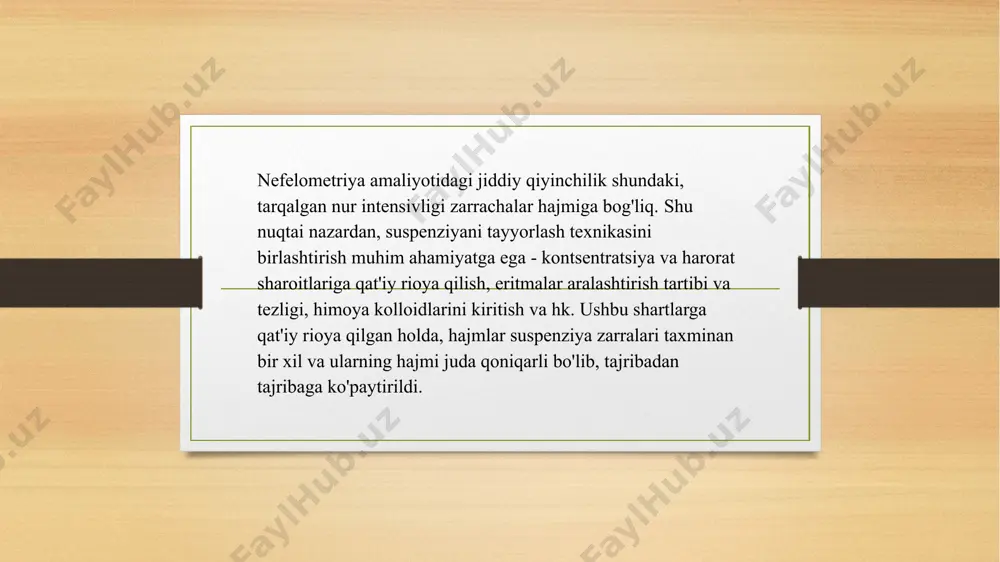 sini rad etish va loyqa o'lchagichlarning namunasi va optik tarkibiy qismlari o'rtasidagi aloqani kamaytirish yoki to'liq yo'q qilishdir. past diapazonda ishlashga mo'ljallangan 1720e turbidimetr ko'rsatilgan. ushbu qurilma pufakchalarni samarali ravishda yo'q qiladi va ko'rsatkichlarning yuqori aniqligiga erishadi. 1720e turbidimetrida ish hajmiga kirishdan oldin pufakchalar olib tashlanadi. yorug'lik manbai va detektori turbidimetr korpusi ustiga o'rnatiladi va shu tariqa namunadan ajratib olinadi. optik tugunlarning bunday joylashuvi bilan ular deyarli parvarish qilishni talab qilmaydi. namuna tananing markaziga kiradi, ko'tariladi va devorlardan oshib, drenajga kiradi. oqim tezligi boshqariladi va to'lib toshgan suyuqlik optik tekis yuzani hosil qiladi. yorug'lik nurlari sirtni o'tkir burchak ostida uradi. zarrachalarni urish paytida yorug'lik qisman tarqaladi, sinadi va aks etadi. tarqalmagan yorug'lik sinadi va pastga tushadi, u erda u so'riladi yoki sirtdan aks ettiriladi va ishning devorlari tomonidan so'riladi. tarqoq nur fotodetektor tomonidan qayd etiladi va detektor signali boshqaruv blokiga yuboriladi. loyqalanish oshgani sayin, tushayotgan yorug'lik bilan yoritilgan namunaning miqdori …