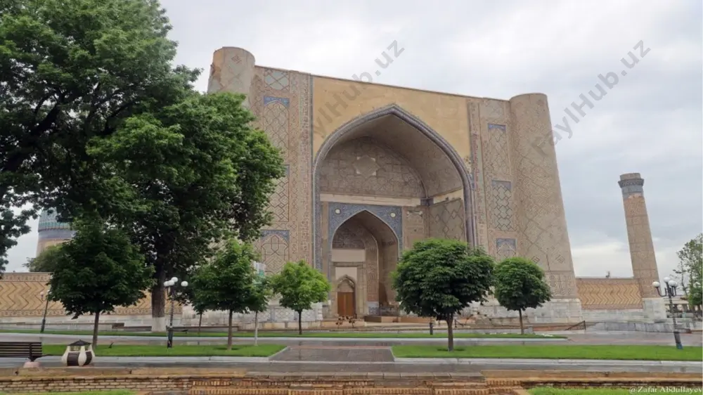 -asr urtalarida yasalgan. unga „sultoni azim, oliy himmatli xoqon, dindiyonat homiysi, xanafiya mazhabiningposboni, aslzoda sulton, ibni sulton, amiri moʻʼminin ulugʻbek koʻragon“, deb bitilgan masjidga kiraverishdagi peshtoqning yuqori qismi 1897-yilgi zilzila paytida qulagan (qolgan qismining balandligi 33 m, kengligi 46 m). peshtoq mahobatli boʻlib, oʻrtasida kengligi 18,8 m li ravoq bor. yon tomonlaridagi minoralar peshtoqdan baland. peshtoqning ichki tomonida kichikroq (ikkinchi) ravoq oʻrnashgan. unda oʻyma marmar hoshiyali darvoza boʻlgan. uning ustidagi lavhada masjidning qurilgan yili va amir temur shajarasi yozilgan (1897-yilgi zilzilada katta peshtoq ravogʻi qulab tushgan). qoʻsh tabaqali darvoza yetti xil metall qotishmasi— „hafti jush“dan yasalgan (keyinchalik yoʻqolib ketgan). peshtoqning yon qanotlarida ikkita aylanma zina boʻlgan. zinadan yuqoriga—kungura ravoqli maydonchaga chiqilib, undan minoraga oʻtilgan. peshtoqning keng yuzasi jilvali koshinlar, rangbarang, qalqon shaklidagi naqshlar bilan bezatilgan (hozir peshtoqning koshinlari tushib ketgan. peshtoqning saqlanib qolgan qismi yorilib, devordan ajralib qolgan). masjidning asosiy (mehrobli) binosi amir temur zamonasining meʼmoriy uslublari haqida toʻliq tasavvur …